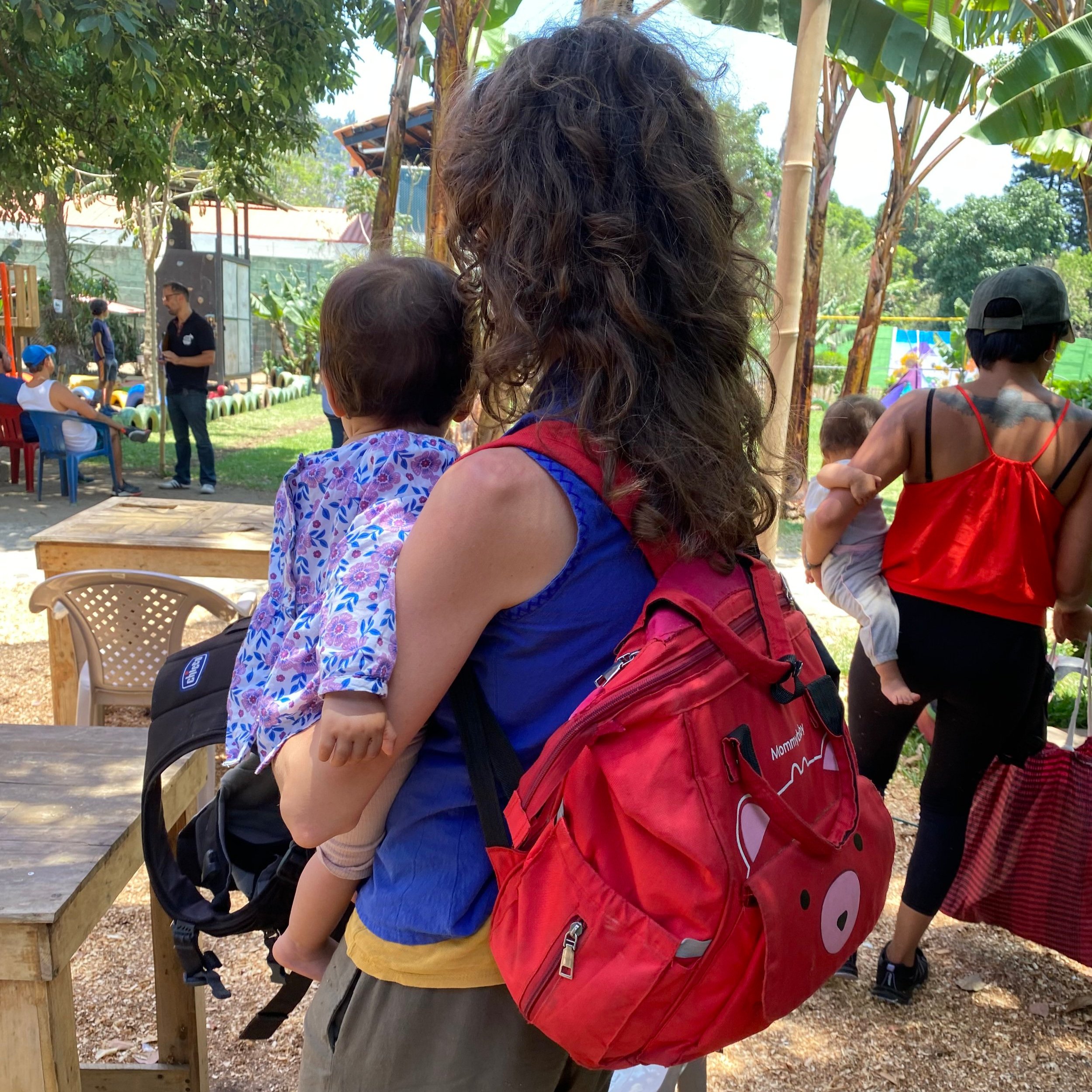  Nolwenn cargando a su beba, al fondo Libertad también, sosteniendo en brazos a su hija. Fotografía: Ketzali Pérez 