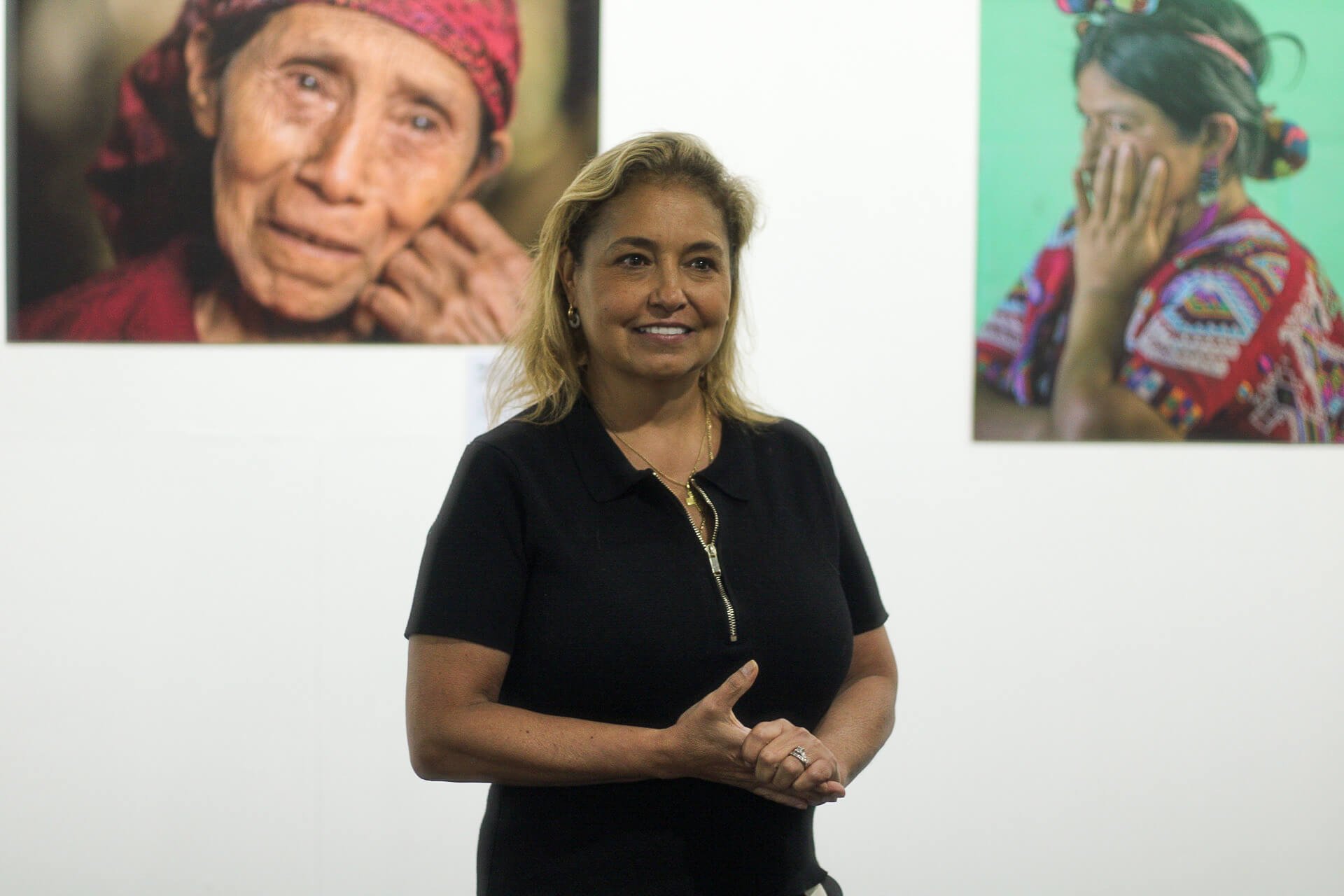  Fotógrafa, Rita Villanueva hablando al público. Fotografía: Kristhal Figueroa 