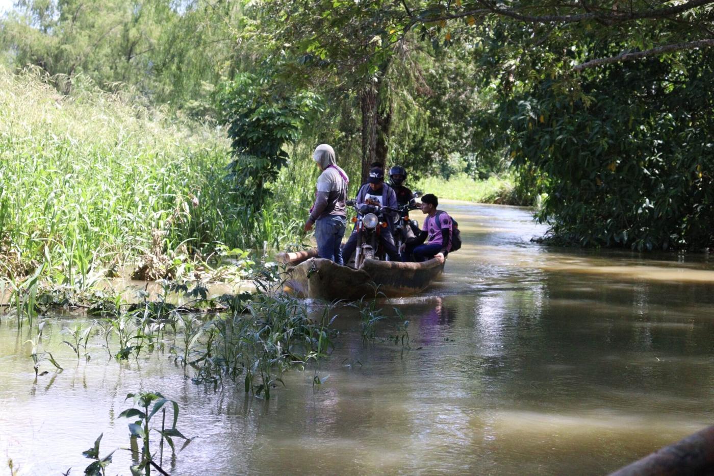  Comunitarios se trasladan en cayuco. 