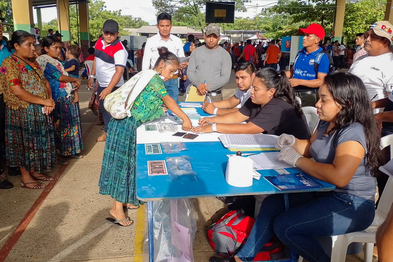  Una mujer maya Q’eqchi’ carga a su hijo de forma tradicional. con una manta en su espalda, mientras deposita su voto en un centro de votación. Municipio de El Estor, Izabal, 20 agosto de 2023. Foto de Juan Bautista Xol 