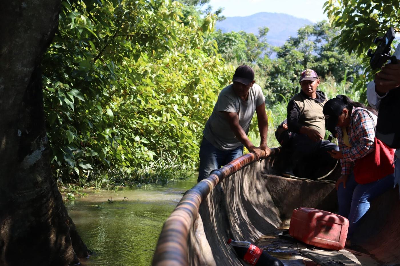  El cayuco para transitar sobre el río Polochic. 
