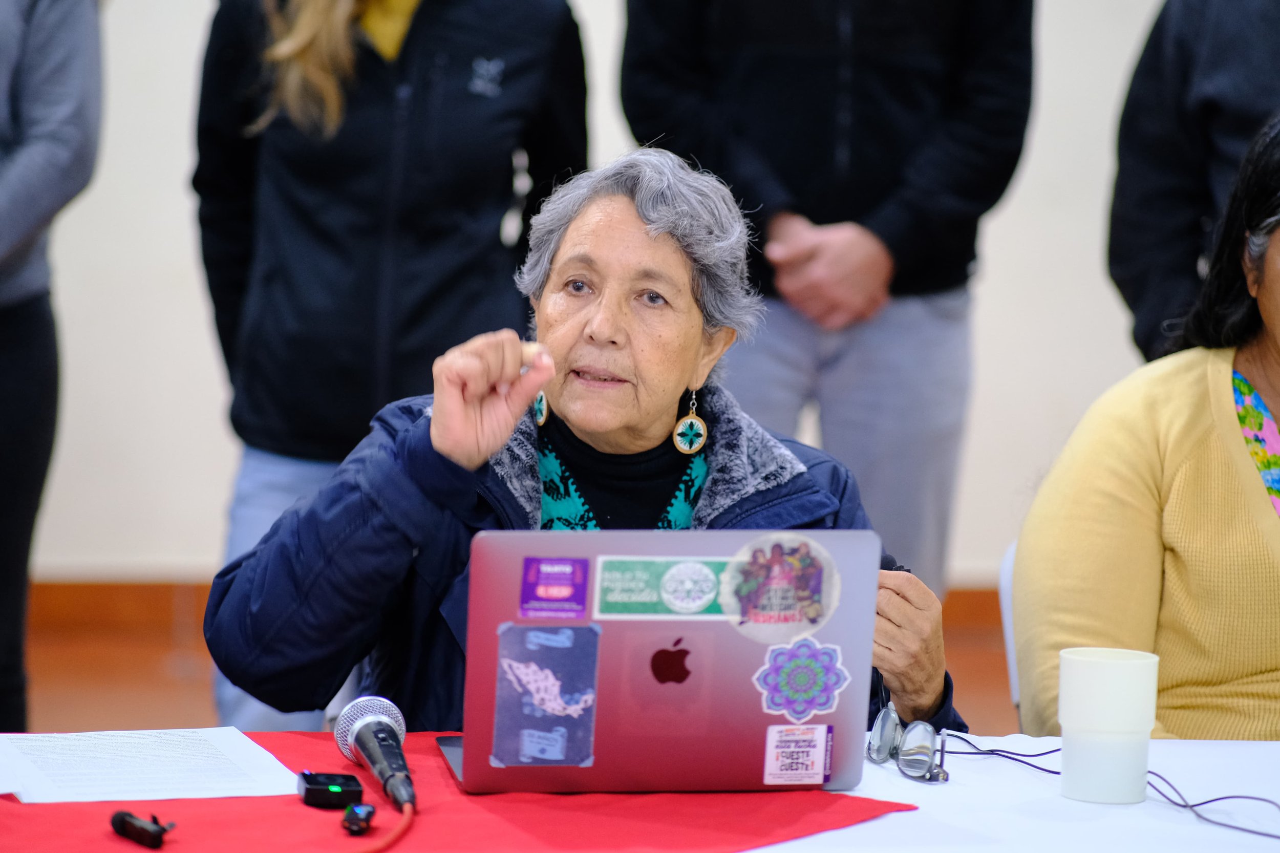  Isela González, de la organización mexicana Sierra Madre, durante la conferencia de prensa que ofrecieron organizaciones y periodistas de América Latina, en Cobán, Alta Verapaz. Foto de Joel Pérez 