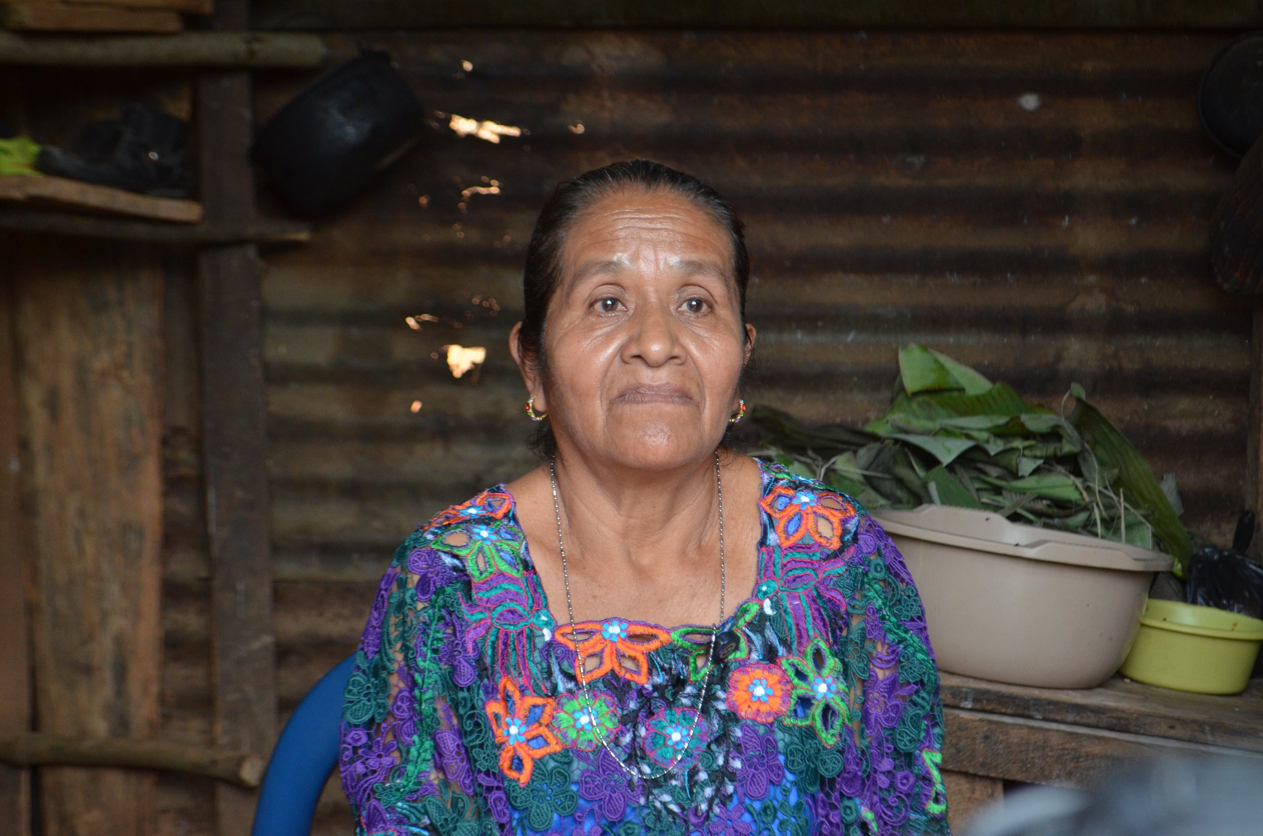  La abuela de Raquel resalta la importancia de que las niñas conversen con sus padres sobre el ciclo menstrual para que no vivan con tabúes y estigmas y sepan cómo es gestionar la menstruación. Foto: Plan International Guatemala. 