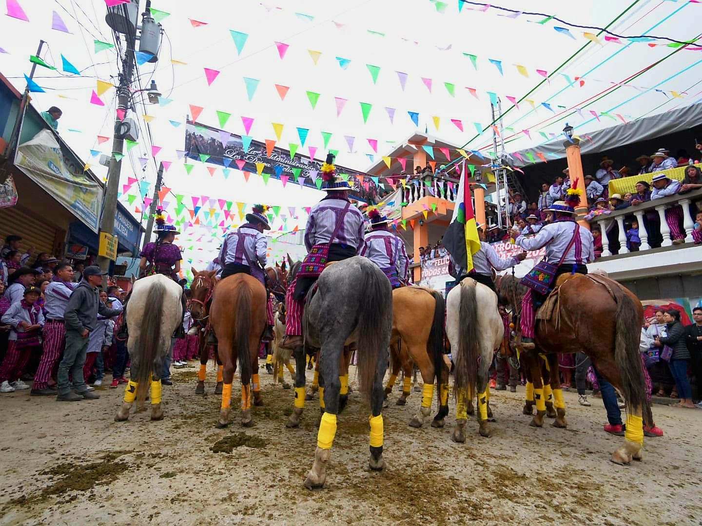Una multitud de personas esperan a los jinetes en el parque central. Foto de Alex PV