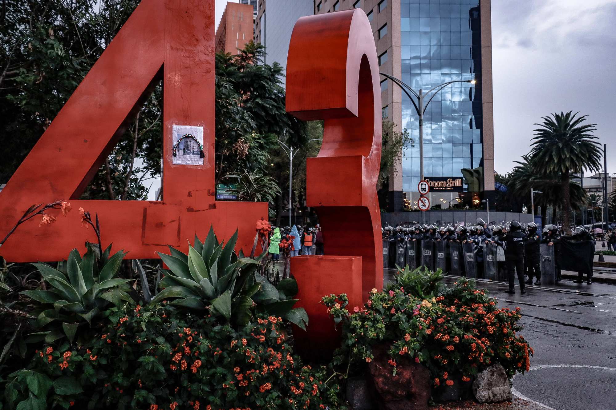 El antimonumento que recuerda a los 43 estudiantes desaparecidos en 2014 fue uno de los puntos de encuentro. Este fue colocado en 2015 en el Paseo de Lla Reforma como un reclamo al Gobierno de Enrique Peña Nieto.