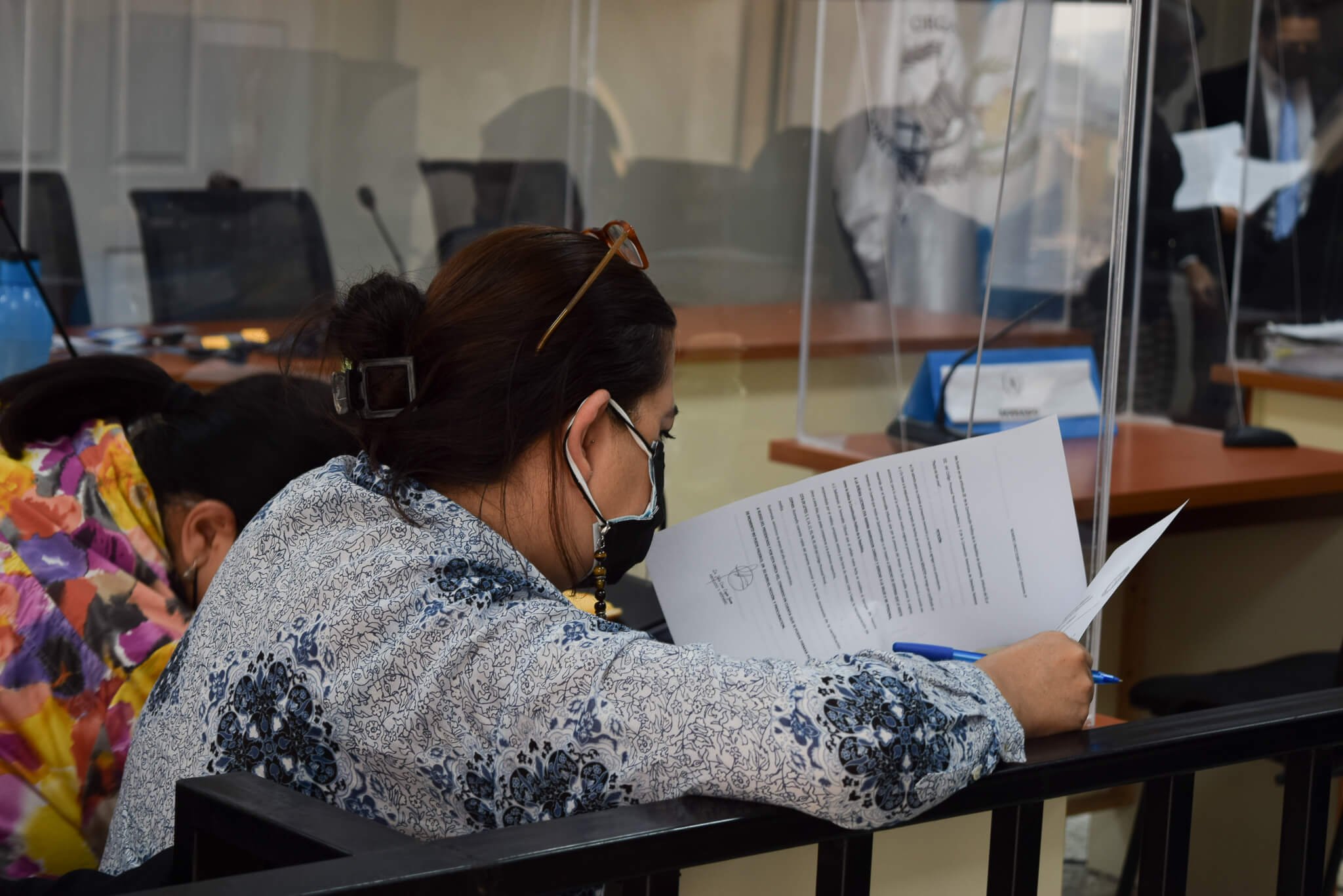  Abogada de Fundación Sobreviente leyendo memorial. / Fotografía Angie Ross 