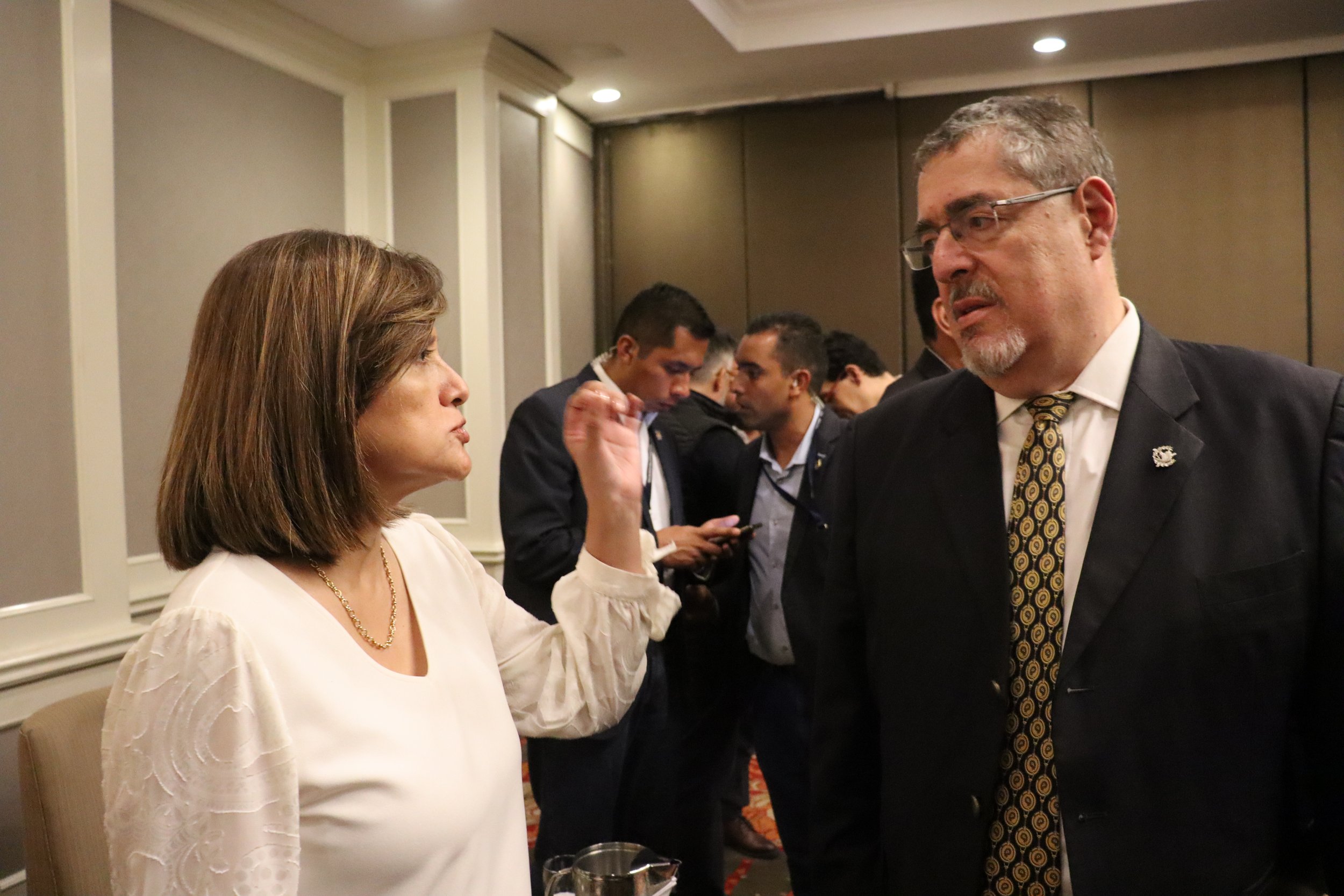  Karin Herrera y Bernardo Arévalo, al finalizar el encuentro con periodistas, en día mundial del acceso a la información. Fotografía: Eslly Melgarejo. 