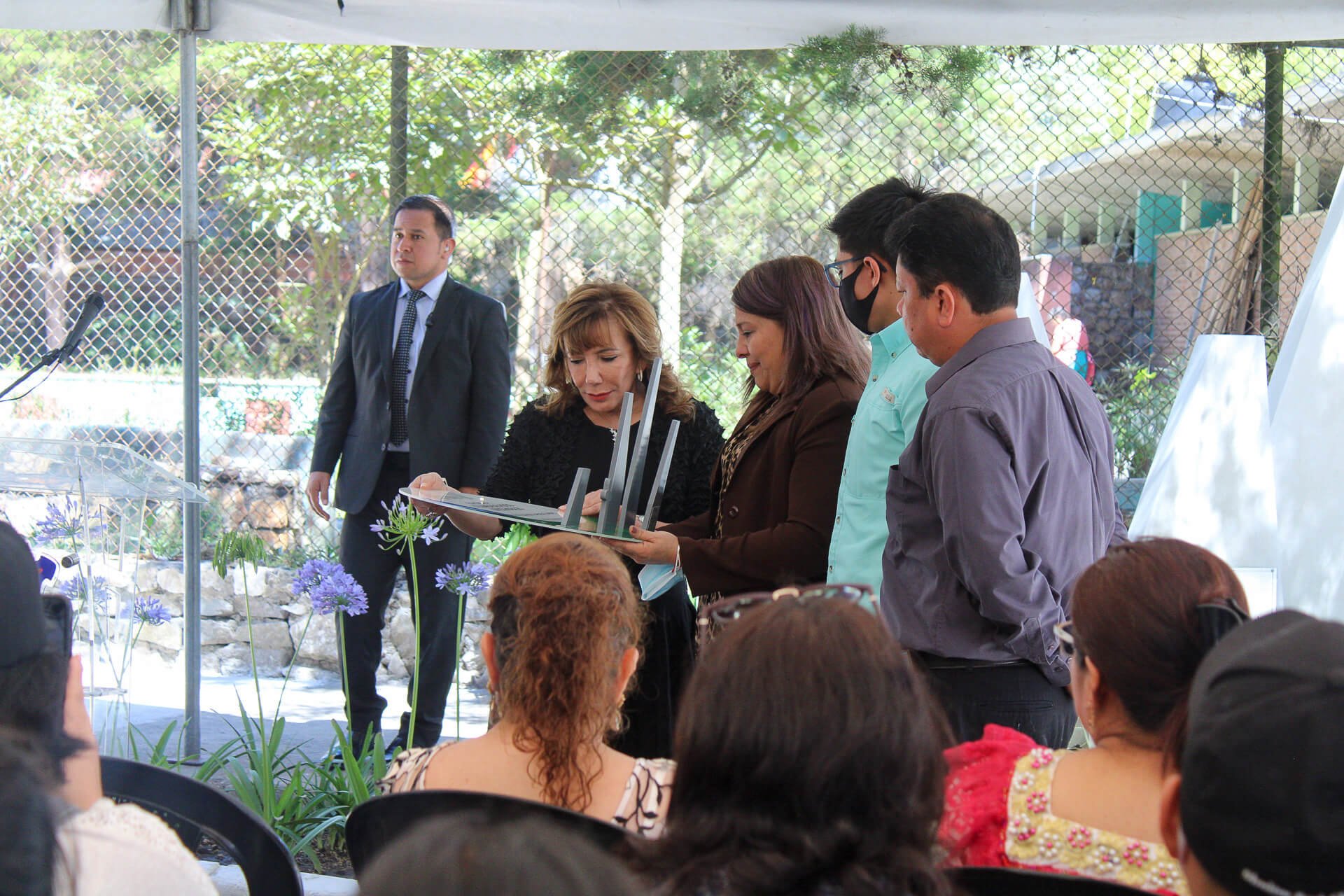  La familia de Luz María recibe el reconocimiento. / Fotografía: Kristhal Figueroa 