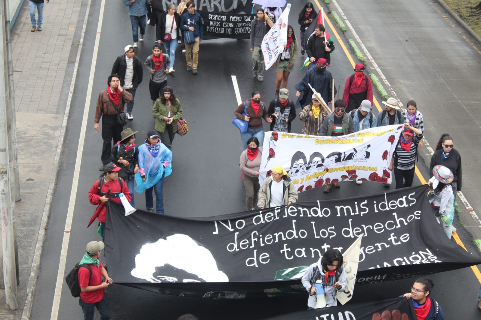  Estudiantes de la USAC se encaminan hacia el Centro Histórico. Foto de Simón Antonio 