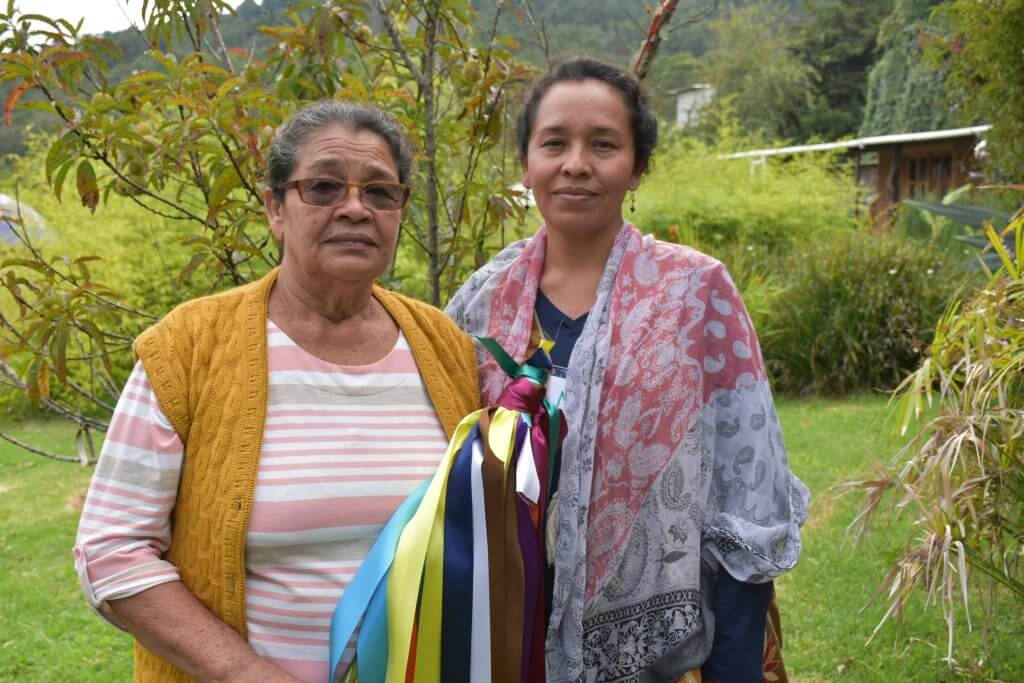  María Hernández sosteniendo su vara. A la derecha su hija. Foto: Andrea Rodríguez 