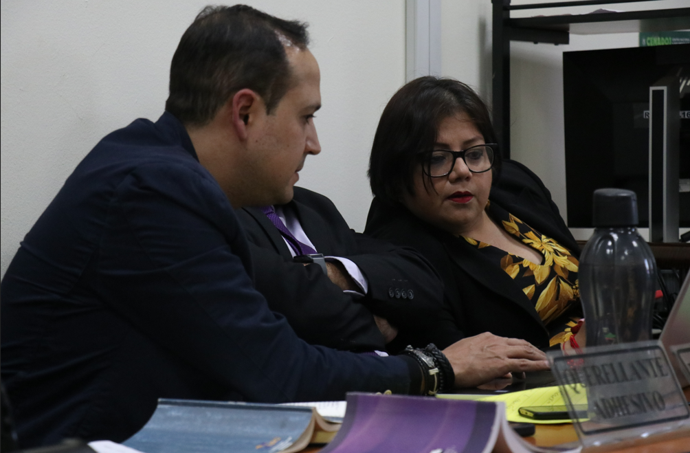  El denunciante Lesther Castellanos y la fiscal del MP Judith Villagrán, utilizan la misma computadora durante la audiencia. / Fotografía: Shirlie Rodriguez 