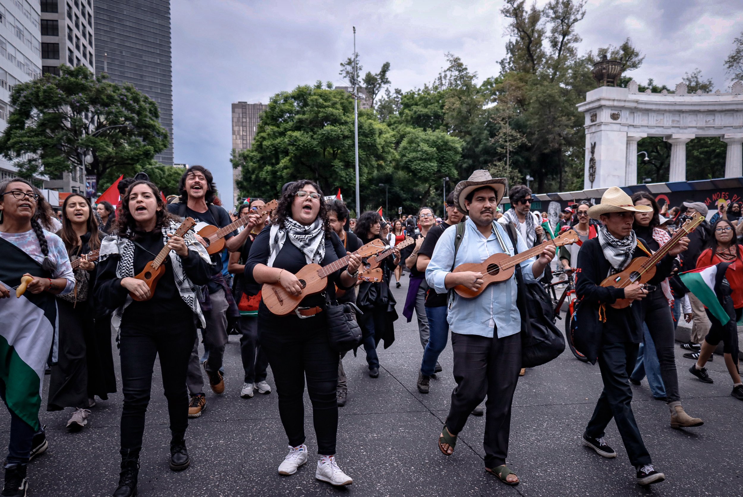  La marcha estuvo acompañada por cantos y batucada. Foto: Lizbeth Hernández 