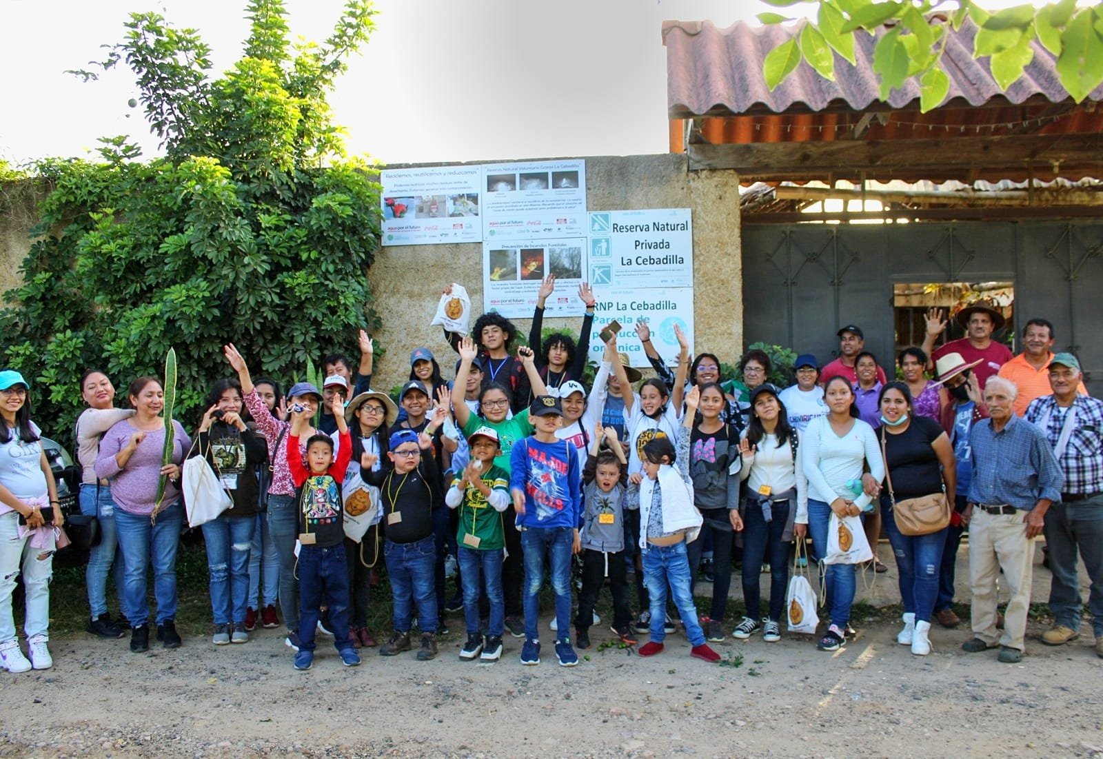  Un grupo de familias al finalizar un taller sobre cultivos en la granja de doña Toni. Foto del Colectivo Chiviricuarta 