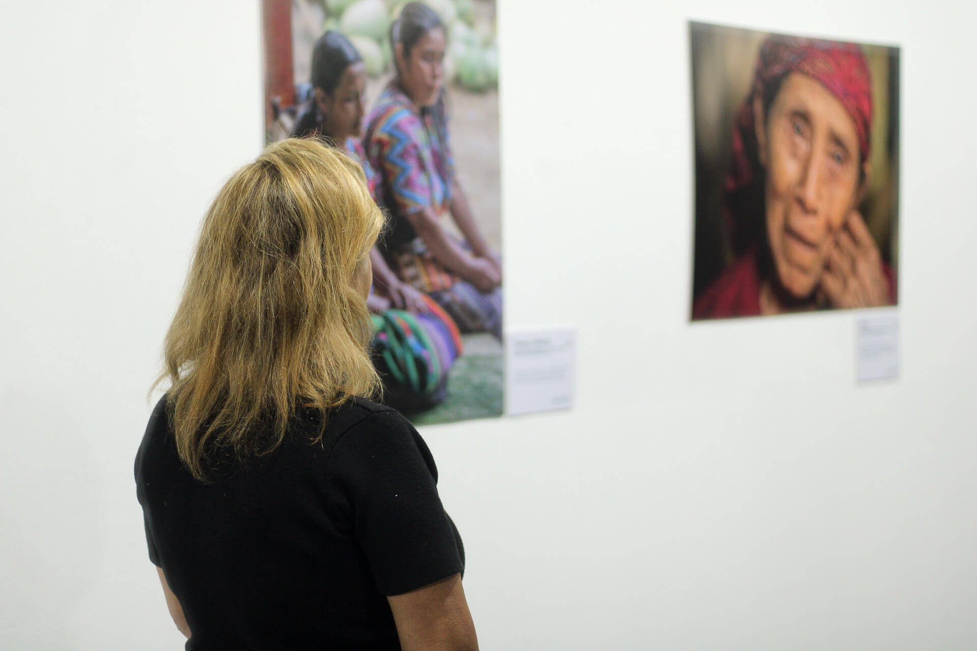  La fotógrafa, Rita Villanueva observa sus fotografías en la exposición. Fotografía: Kristhal Figueroa 