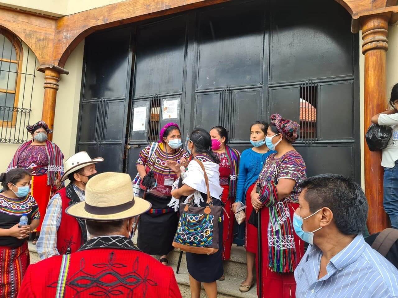  Siy conversa con autoridades indígenas al salir del juzgado. Foto: Julián Ventura. 
