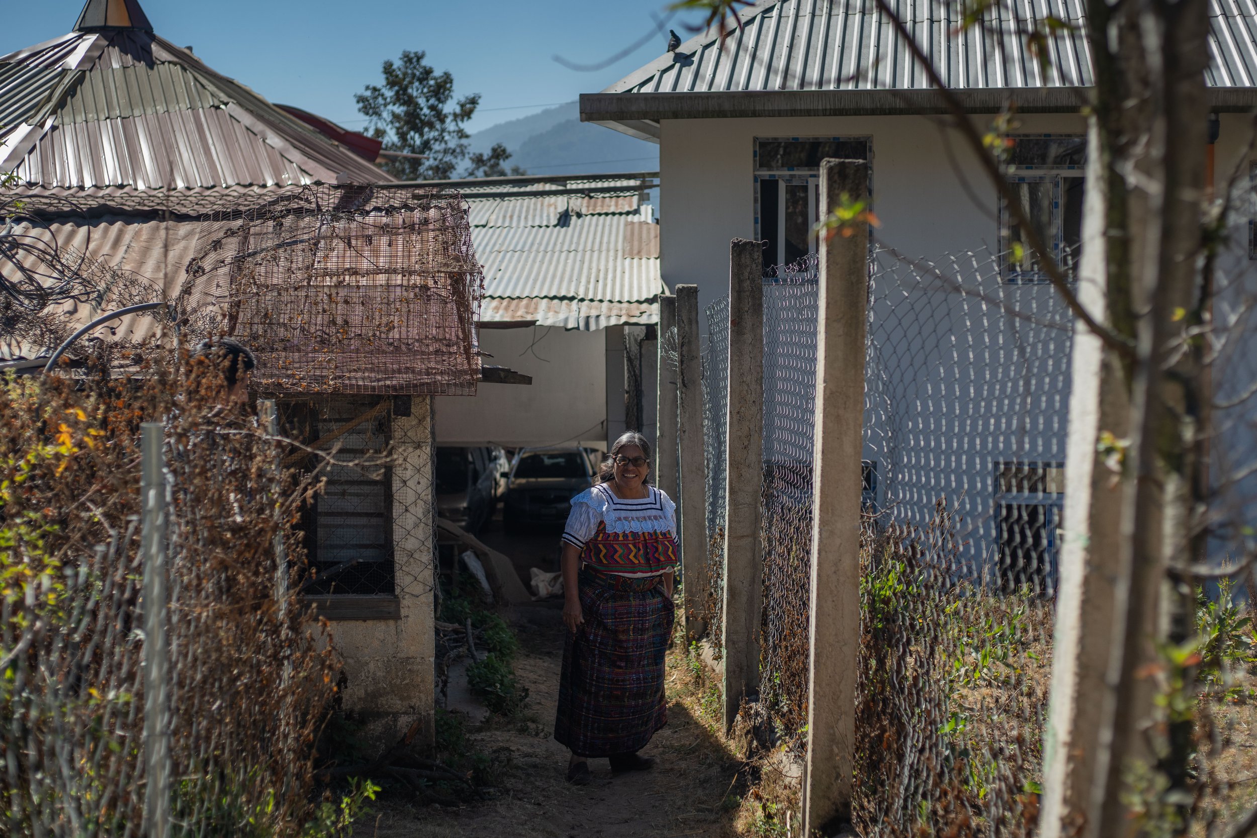  Luz Emilia Ulario Zavala afuera de su casa en Santa Lucía Utatlán. Foto de Emmanuel Andrés 