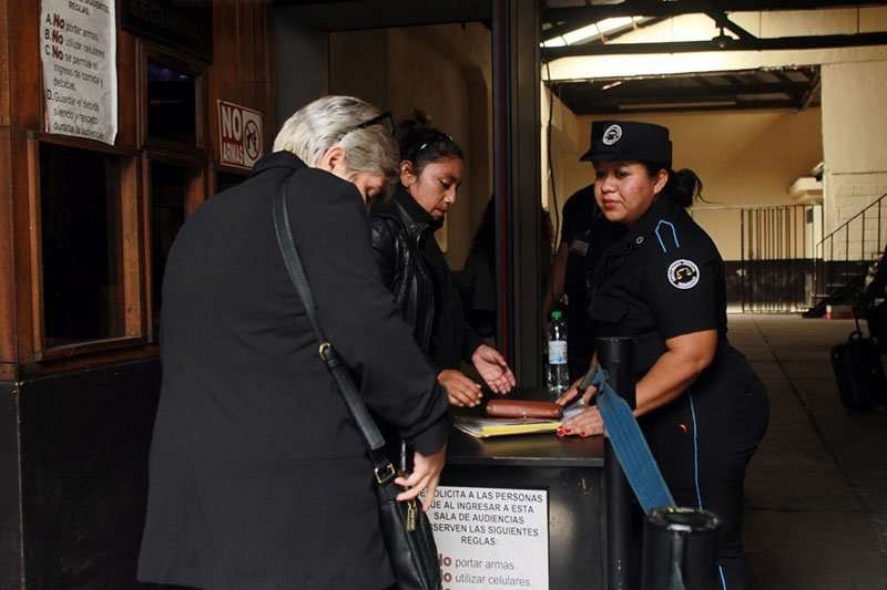  Crucy Flor de María López ingresando. Foto: Alejandra Sarti 