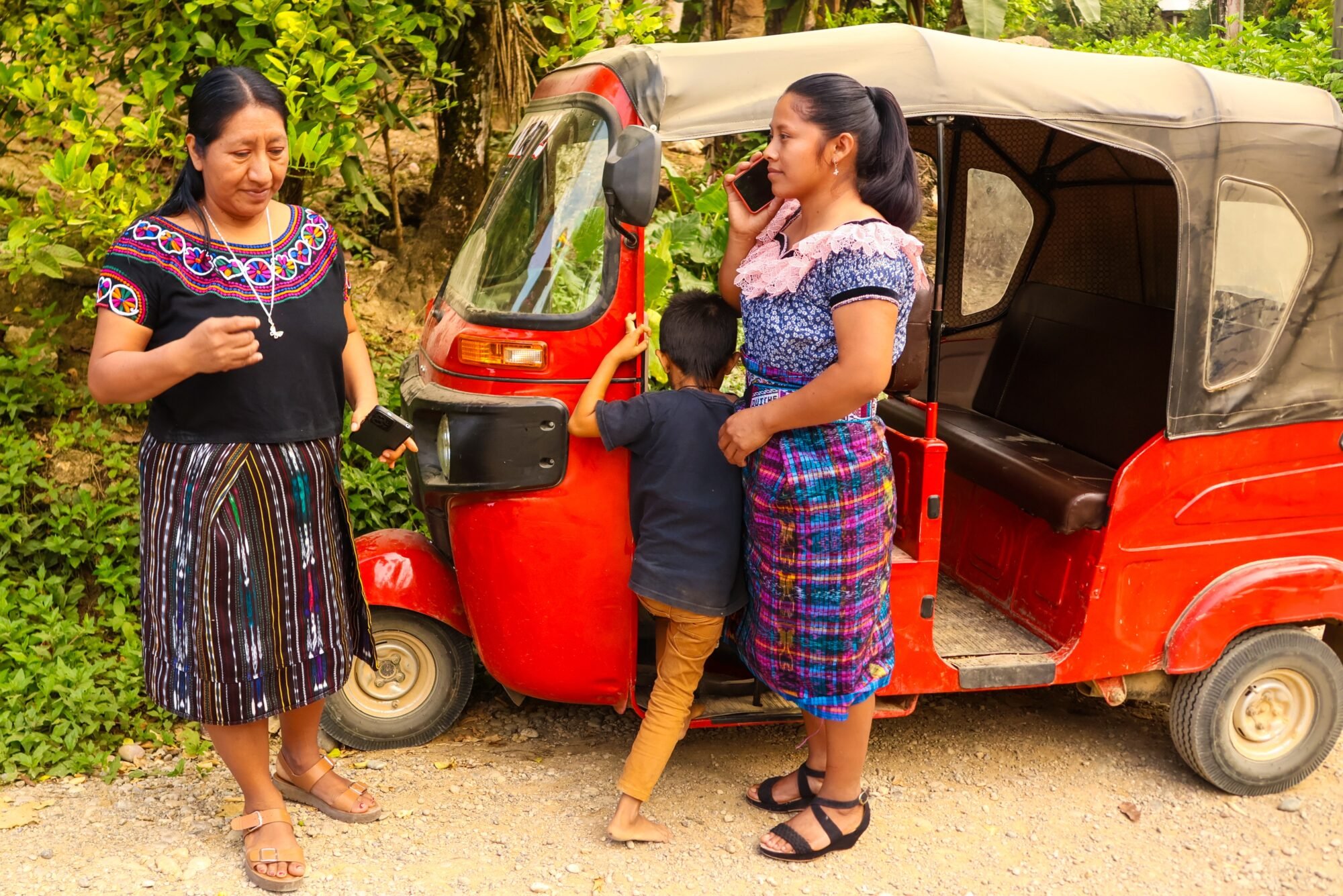  Aunque a veces sus clientes reclaman los retrasos, Josefina todos los días conversa y aprende con ellos. Foto de Santiago Botón 
