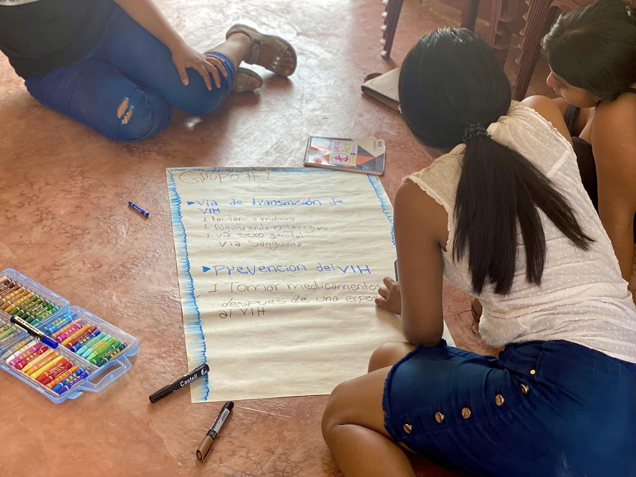  Foto: AHF Guatemala. Niñas en acción brindando talleres para la prevención del VIH. 