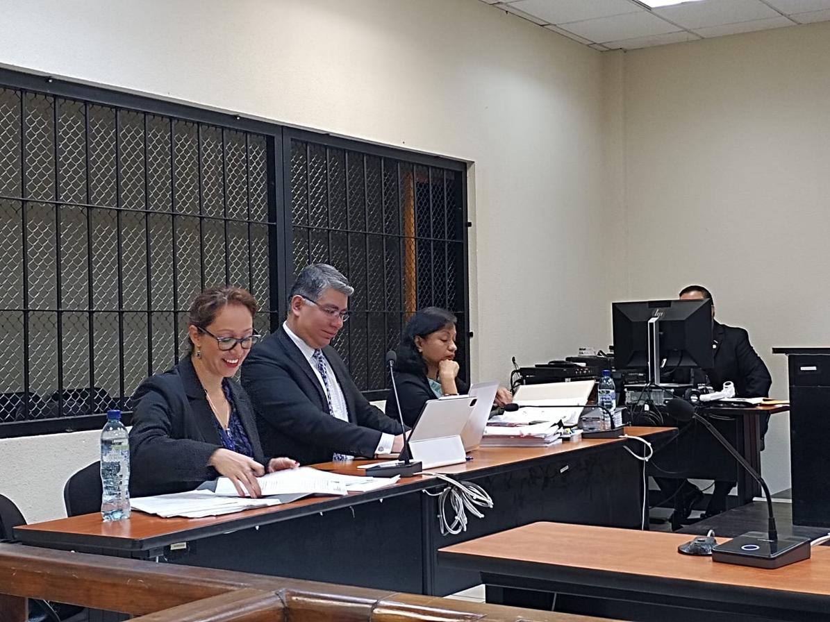 Virginia Laparra escribe y revisa documentos mientras se reproduce el audio de la audiencia del 4 de julio de 2017 Foto: Mirna Alvarado 