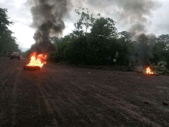  Una manera de tomar las calles fue mediante la quema de llantas. Foto: Carlos Choc. 