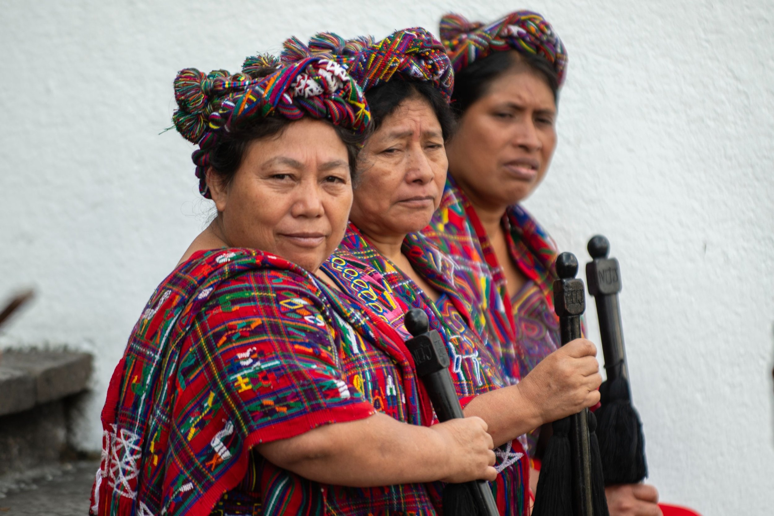  Mujeres Ixiles participan en invocación afuera de Tribunales donde declaran víctimas de violencia sexual. Foto de Prensa Comunitaria 