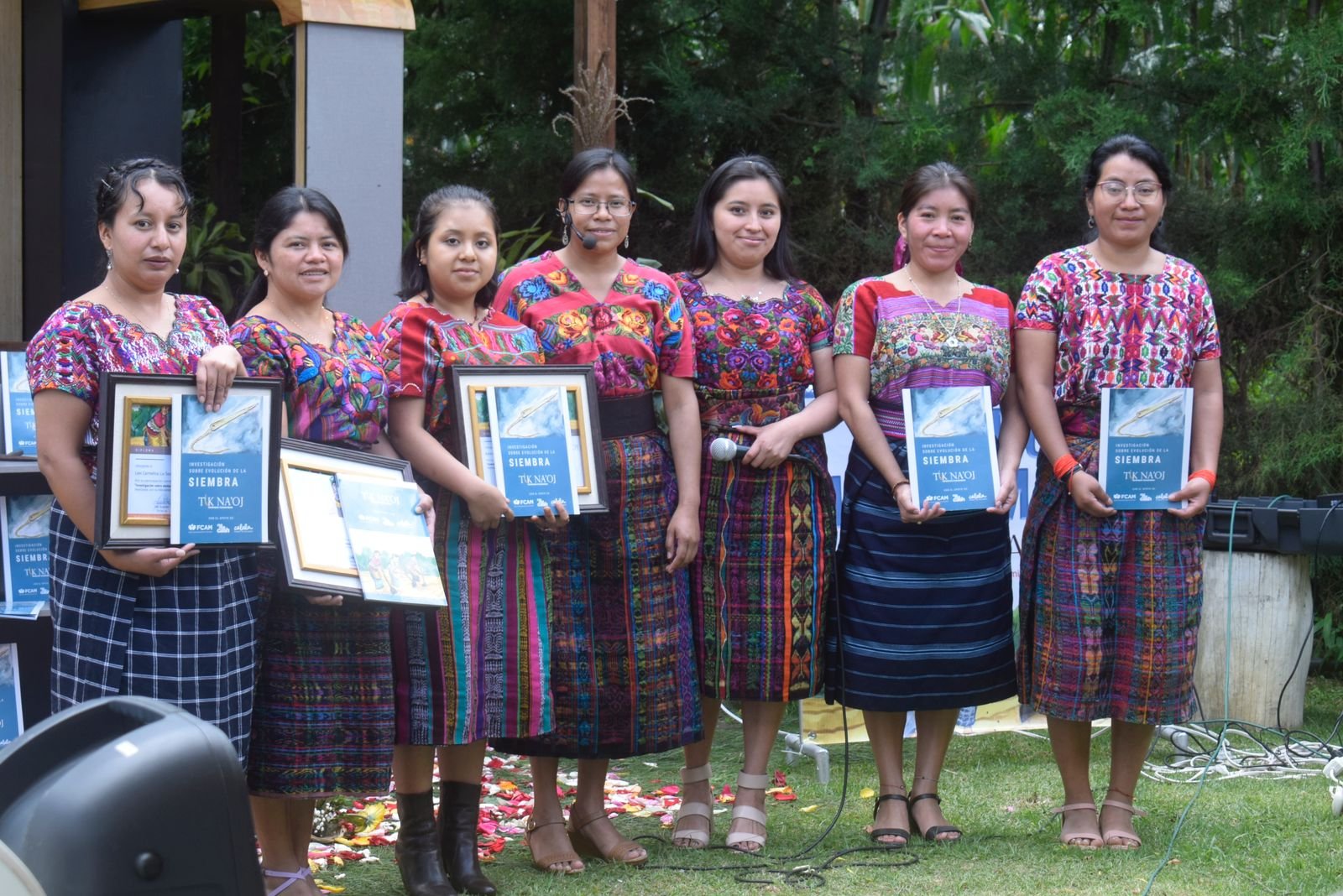  Integrantes de la colectiva Tik Na’oj. Foto de Joel Solano 