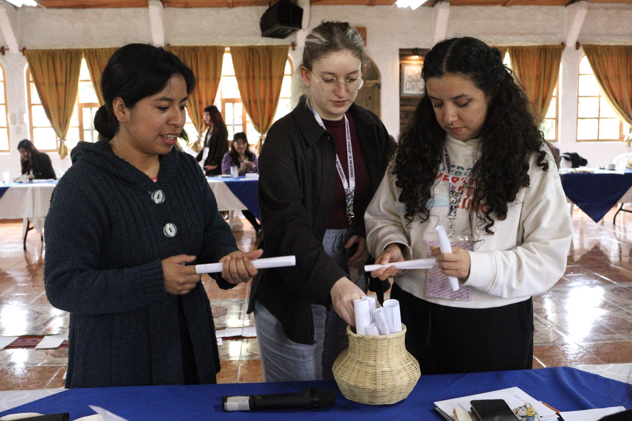  Descripción: Mujeres jóvenes participan en el encuentro “Jóvenes Defensoras”. Fotografía: María José España 