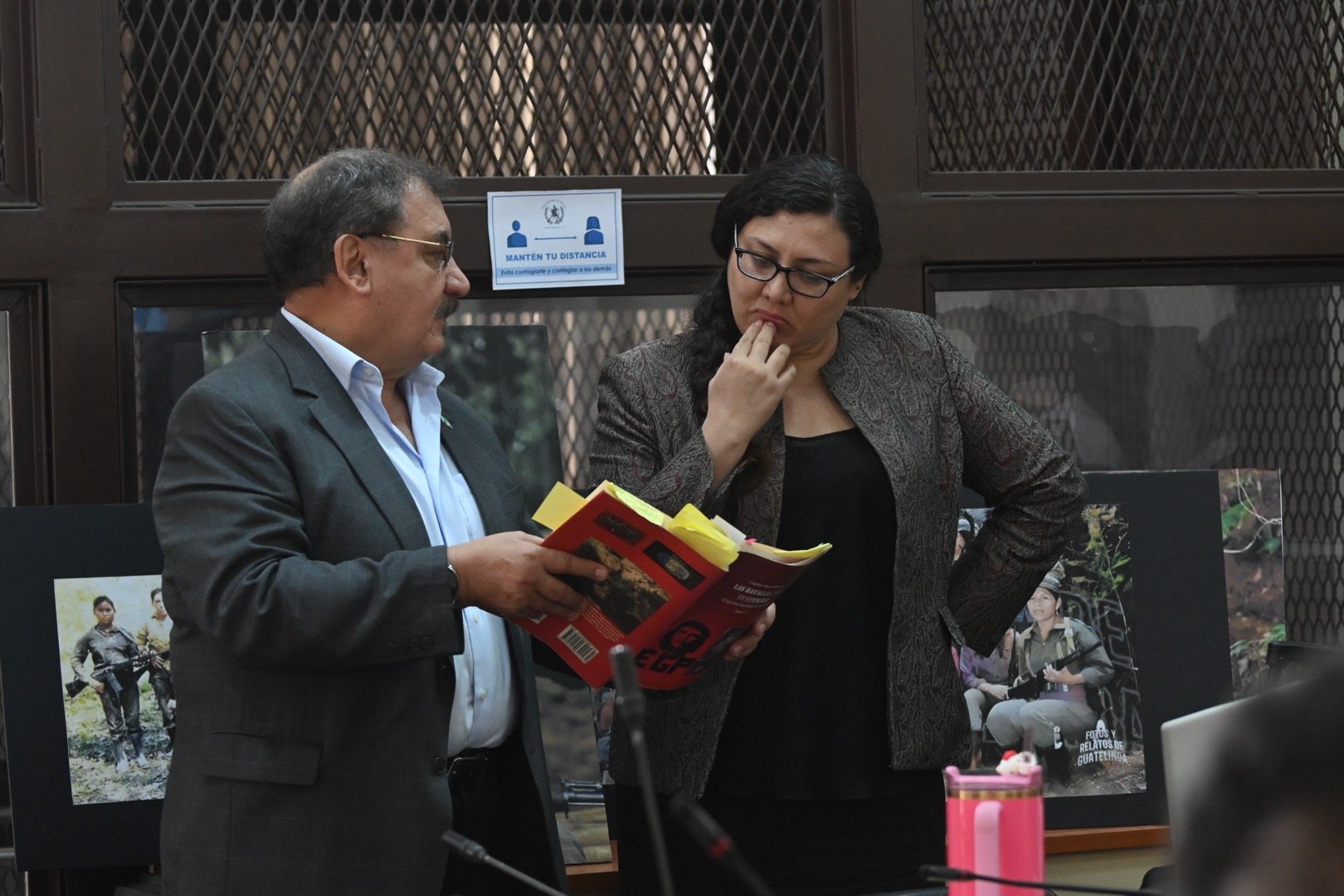  En un receso, Óscar Platero conversa con la abogada Teresa Martínez. Foto Prensa Comunitaria 