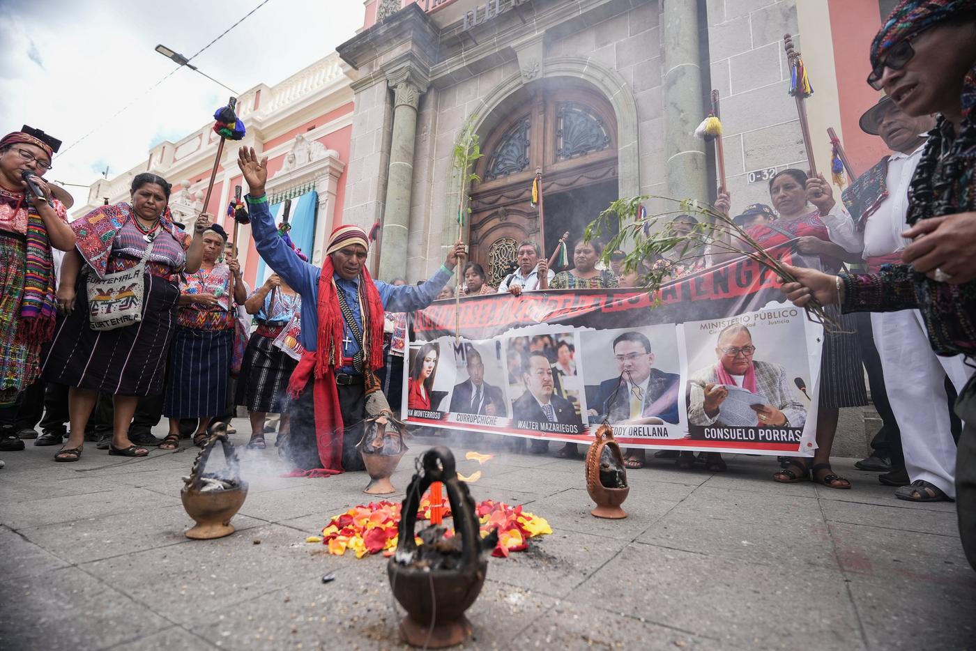  Autoridades indígenas se movilizaron a la sede del Tribunal Supremo Electoral (TSE) para exigir que las elecciones se realizaran de forma correcta y legal, así como solicitar la inscripción de los candidatos que permanecían excluidos. Realizaron el Xik’ay, un castigo simbólico, contra autoridades consideradas corruptas. Ciudad de Guatemala, 5 de septiembre de 2023. Foto de Emmanuel Andrés 
