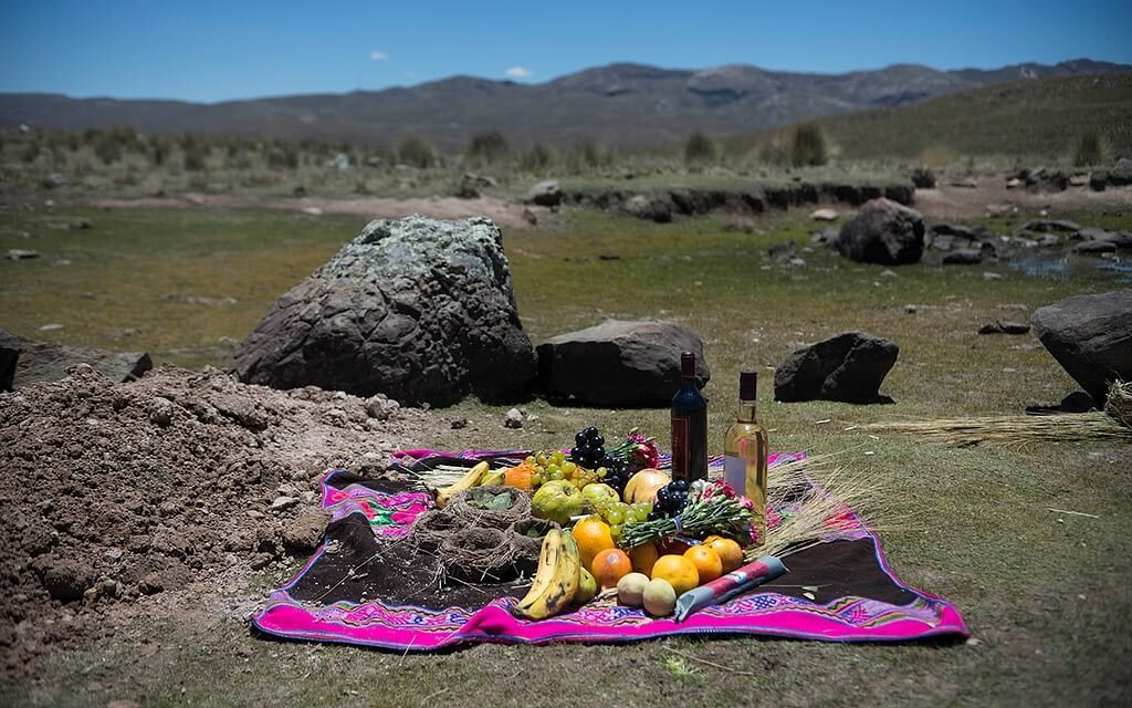  La siembra de una nueva laguna viene precedida siempre de una ofrenda a la Madre Tierra. Fotografía: Omar Lucas 