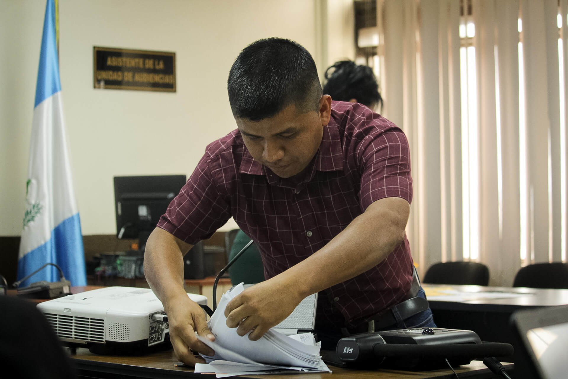  José Butz busca entre los fotogramas. / Fotografía: Kristhal Figueroa 