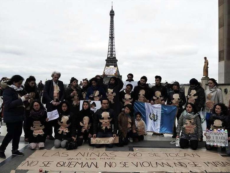 Créditos: Manifestación por las 41 niñas quemadas vivas, Explanada de los Derechos Humanos, plaza del Trocadero, Paris, Francia. Foto: Sabrina Blazygo