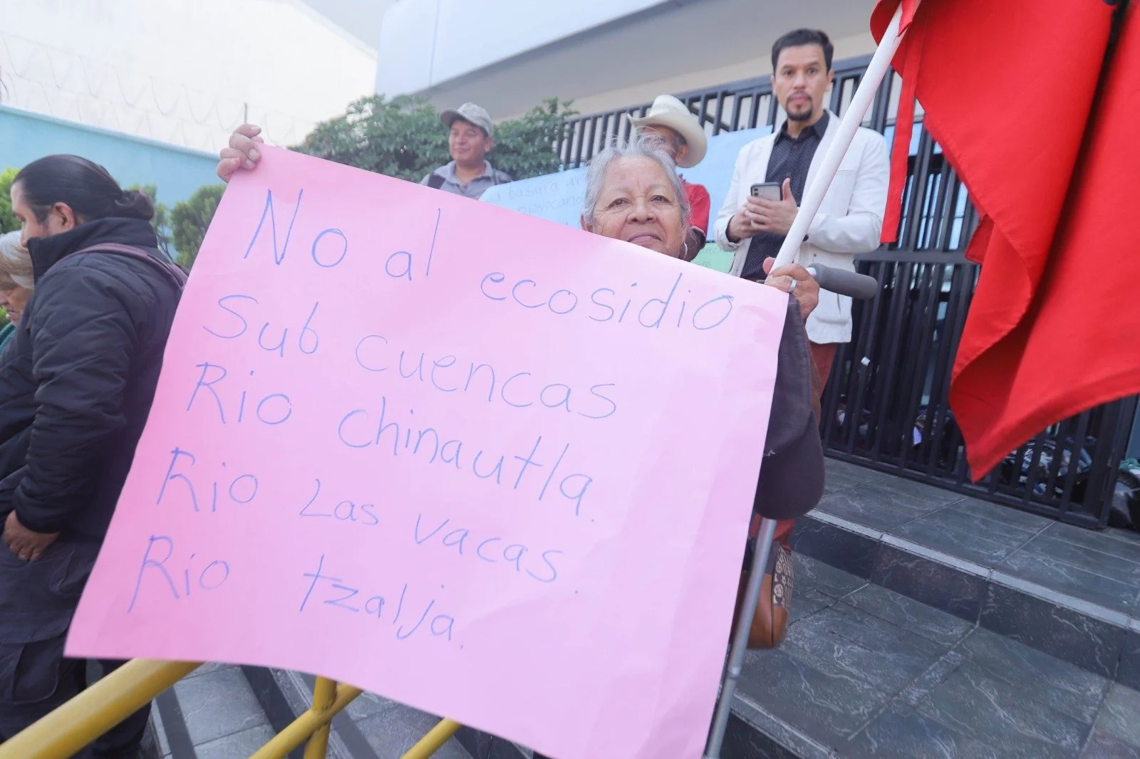  Una vecina de Santa Cuz Chinautla con un cartel que dice “No al ecocidio”. Foto Mario Winter cortesía AIDA 