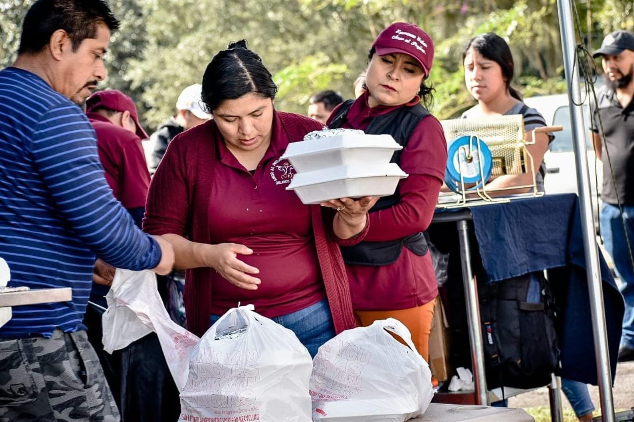  Integrantes de la Asociación Amor al Prójimo realizan ventas de comida para recaudar fondos. Foto de cortesía a Prensa Comunitaria 