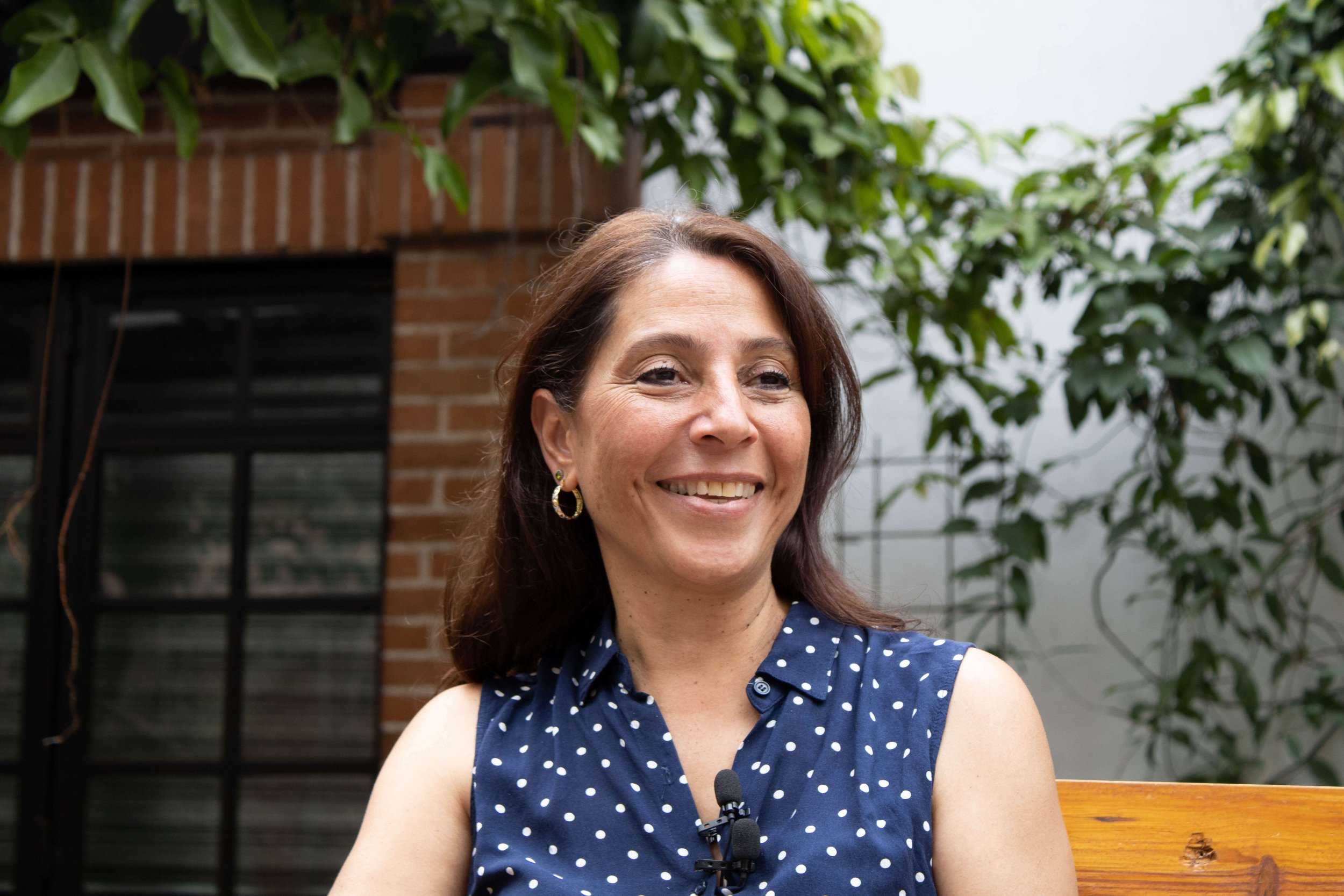  Ninotchka sonríe mientras habla sobre la ciudad. / Fotografía: Karen Lara 