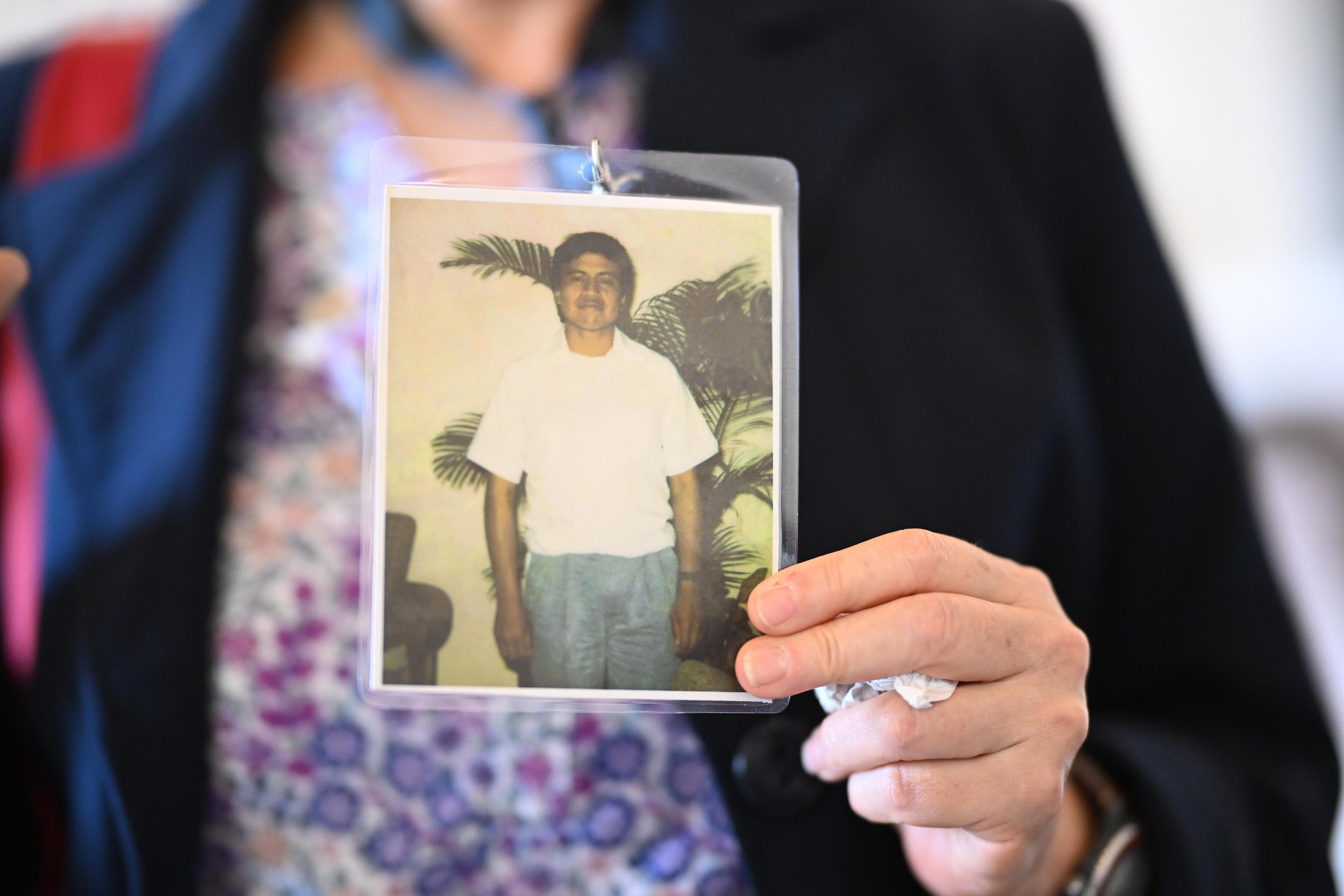  Harbury junto a una de las fotos más conocidas de Efraín Bámaca, tomada en ciudad de México. Foto Ana Alfaro 