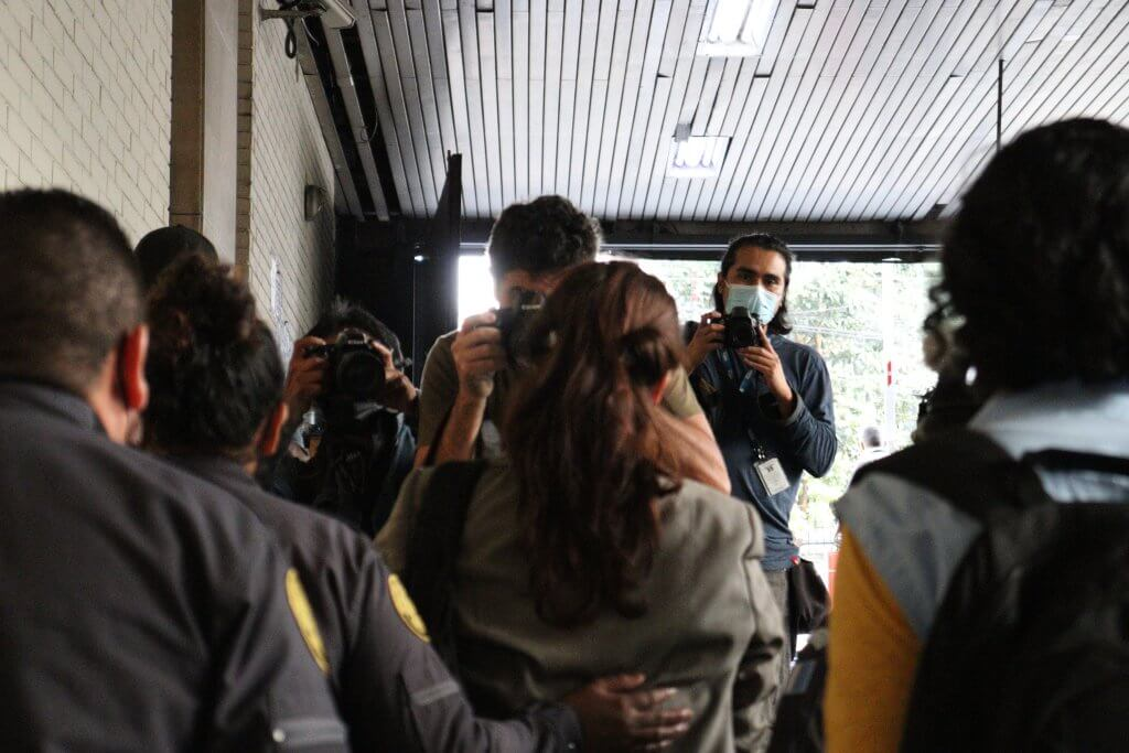  Virginia saliendo de Torre de Tribunales Fotografía: Andrea Rodríguez 