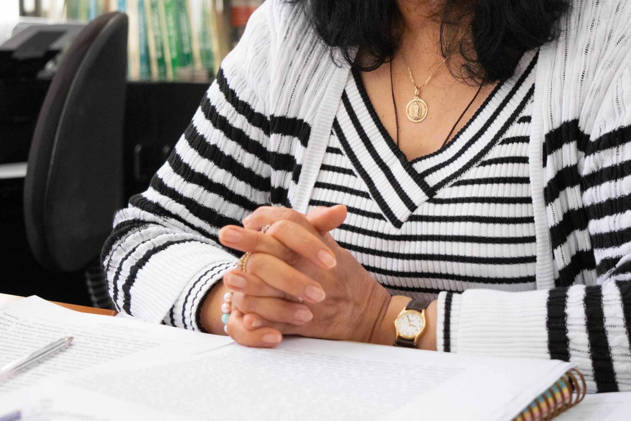  Las manos de la jueza Yassmin Barrios. Foto: Karen Lara 