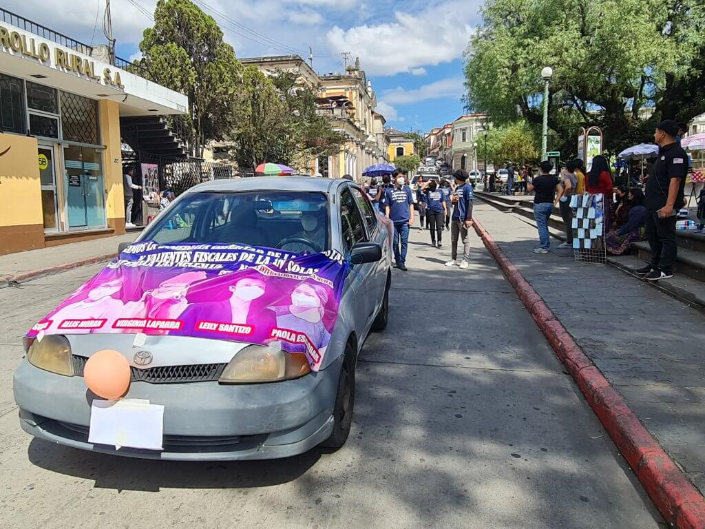  Un vehículo que acompaña la marcha 25N lleva los rostros de mujeres funcionarias públicas criminalizadas. Fotografía: Shirlie Rodríguez 
