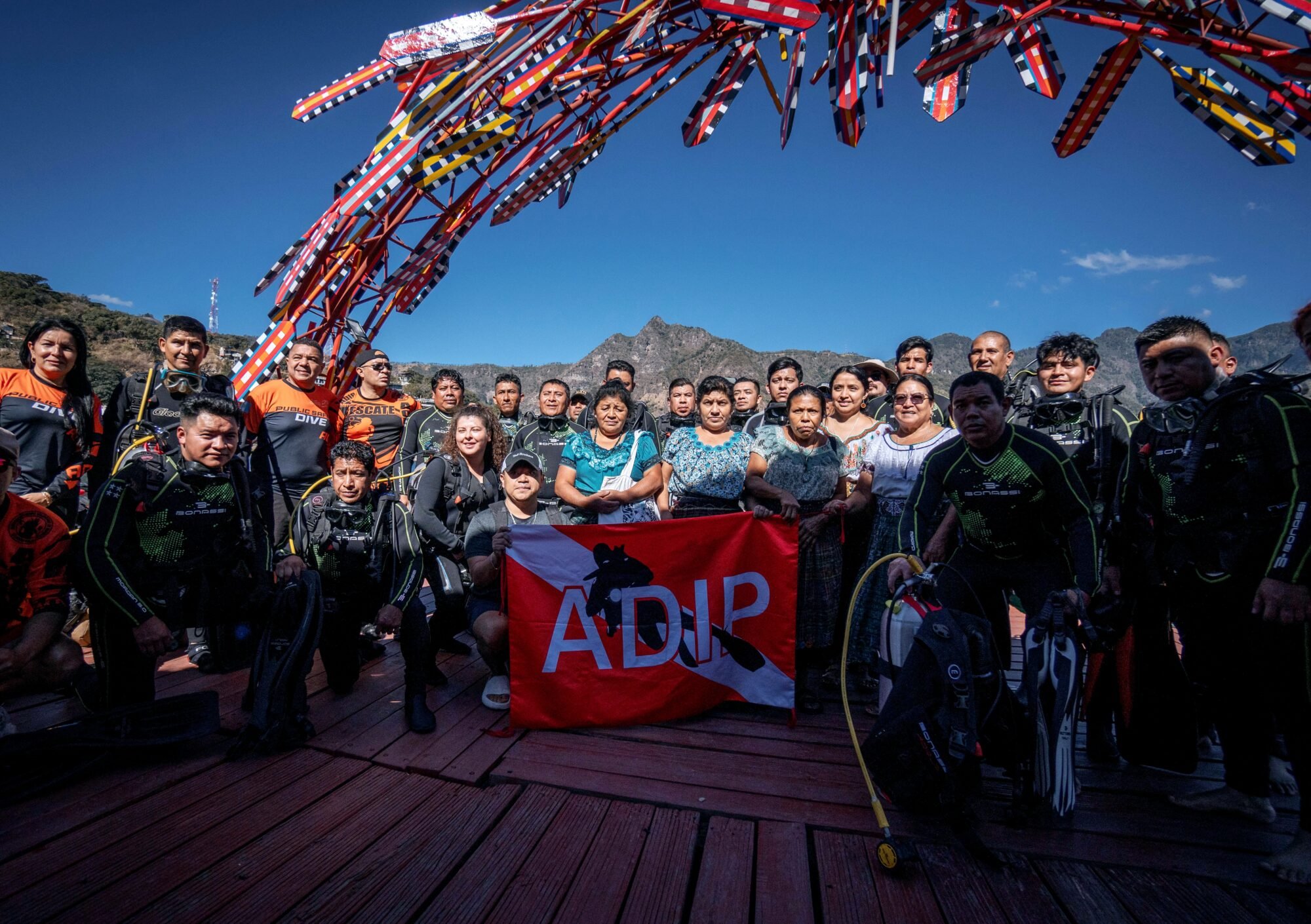  El grupo de buzos junto a mujeres del pueblo Tz’utujil de San Pedro La Laguna. Foto de Alex PV 