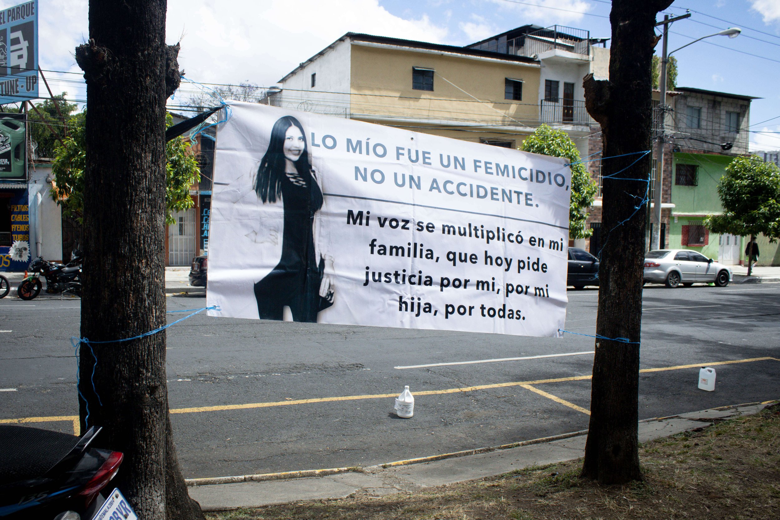  Manta colocada por la familia de Luz María. / Fotografía: Kristhal Figueroa 