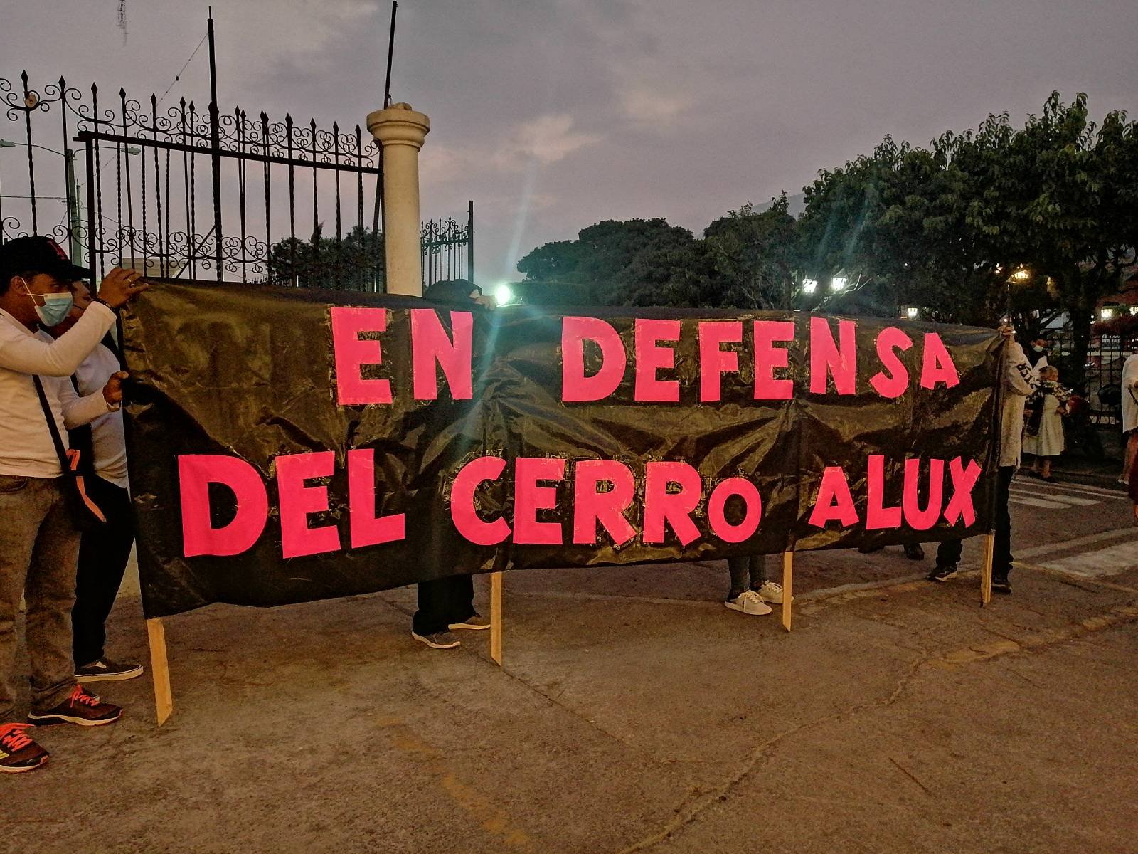  Plantón frente a la Municipalidad de Mixco. Fotografía: Andina Ayala. 