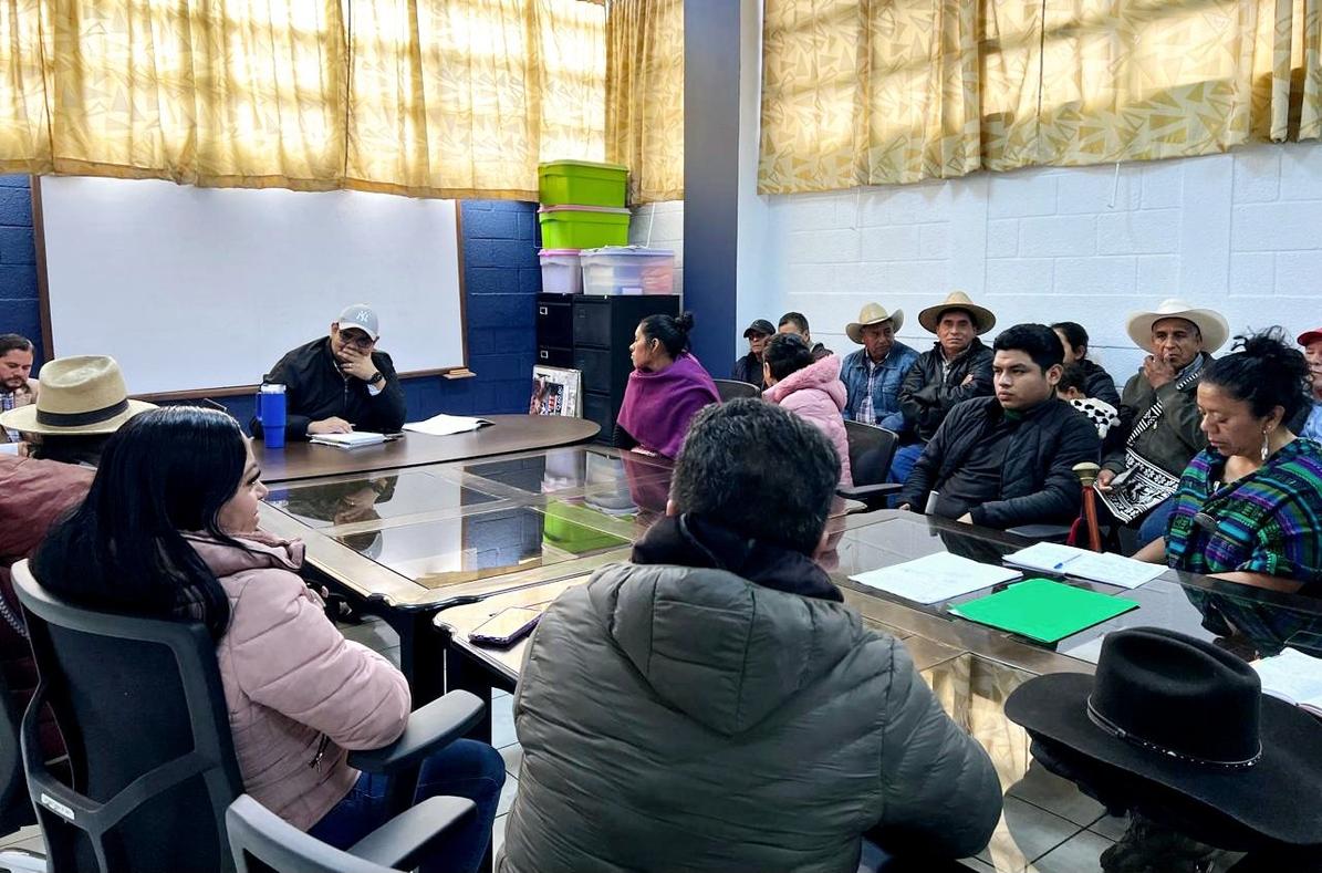 Créditos: Alcalde municipal, ubicado al fondo, escucha a las autoridades comunitarias de Chujuyub’. Foto de Julián Ventura
