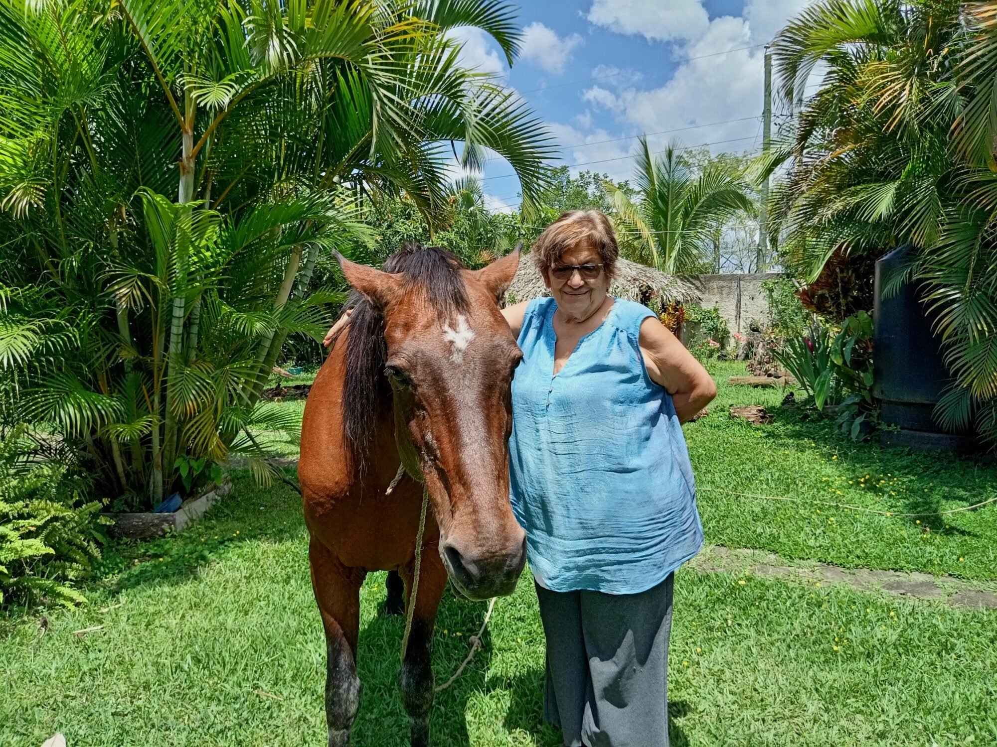  Doña Toni junto a su caballo Facundo. Foto de Maylin Hernández 