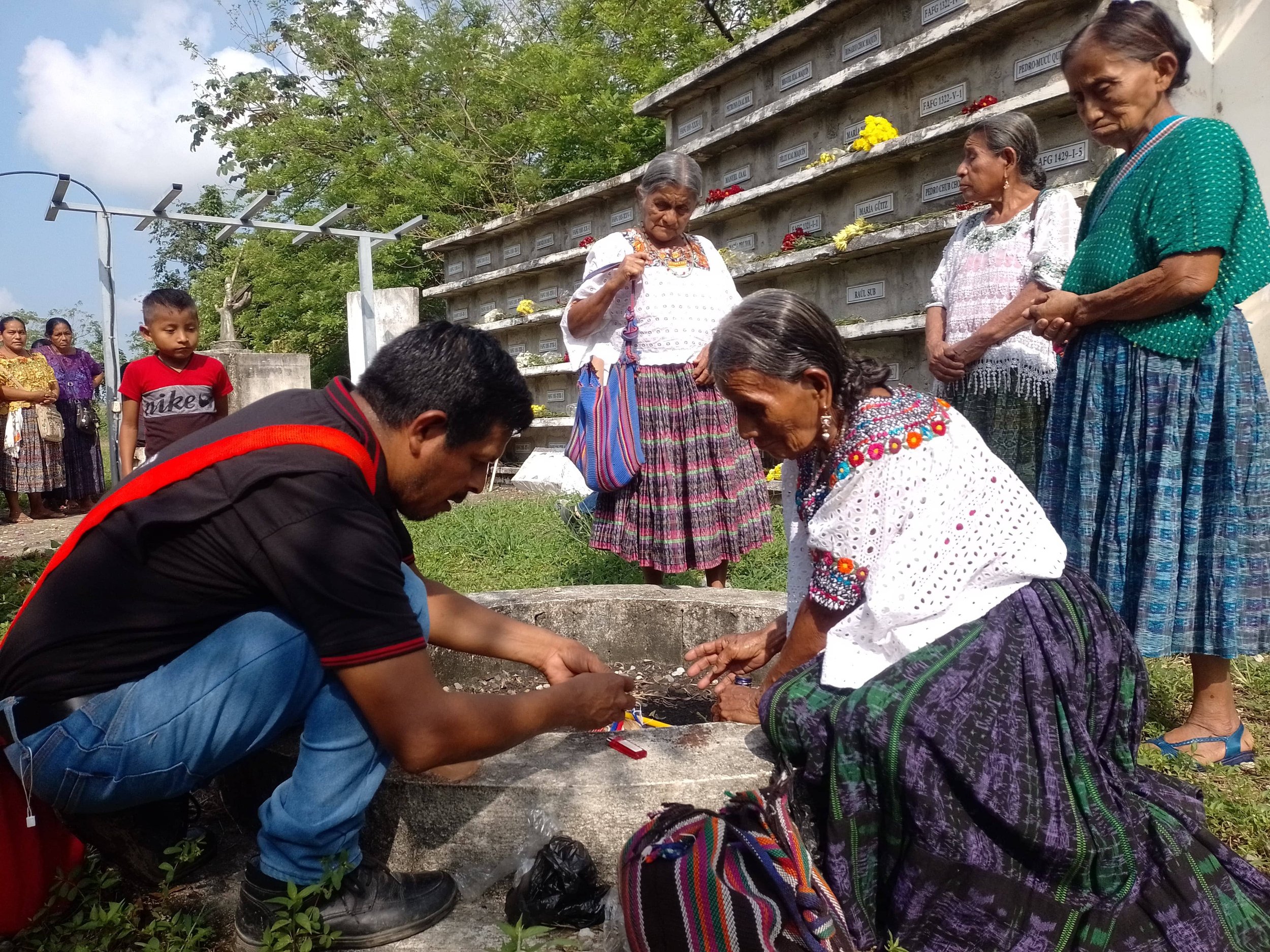  Doña María junto a Mariano Mez prepara una ofrenda para una ceremonia en el Sitio de la Memoria. Foto de Juan Bautista Xol 