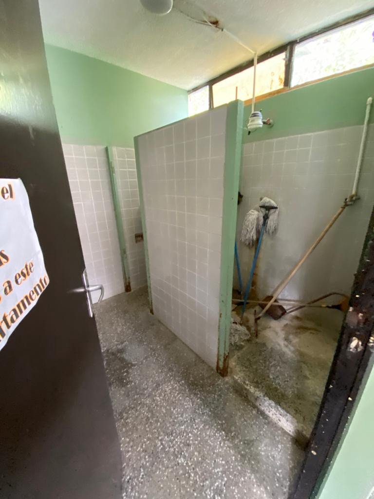  Condiciones de uno de los baños del hospital. Foto: Cortesía Diputado Edgar Batres. 