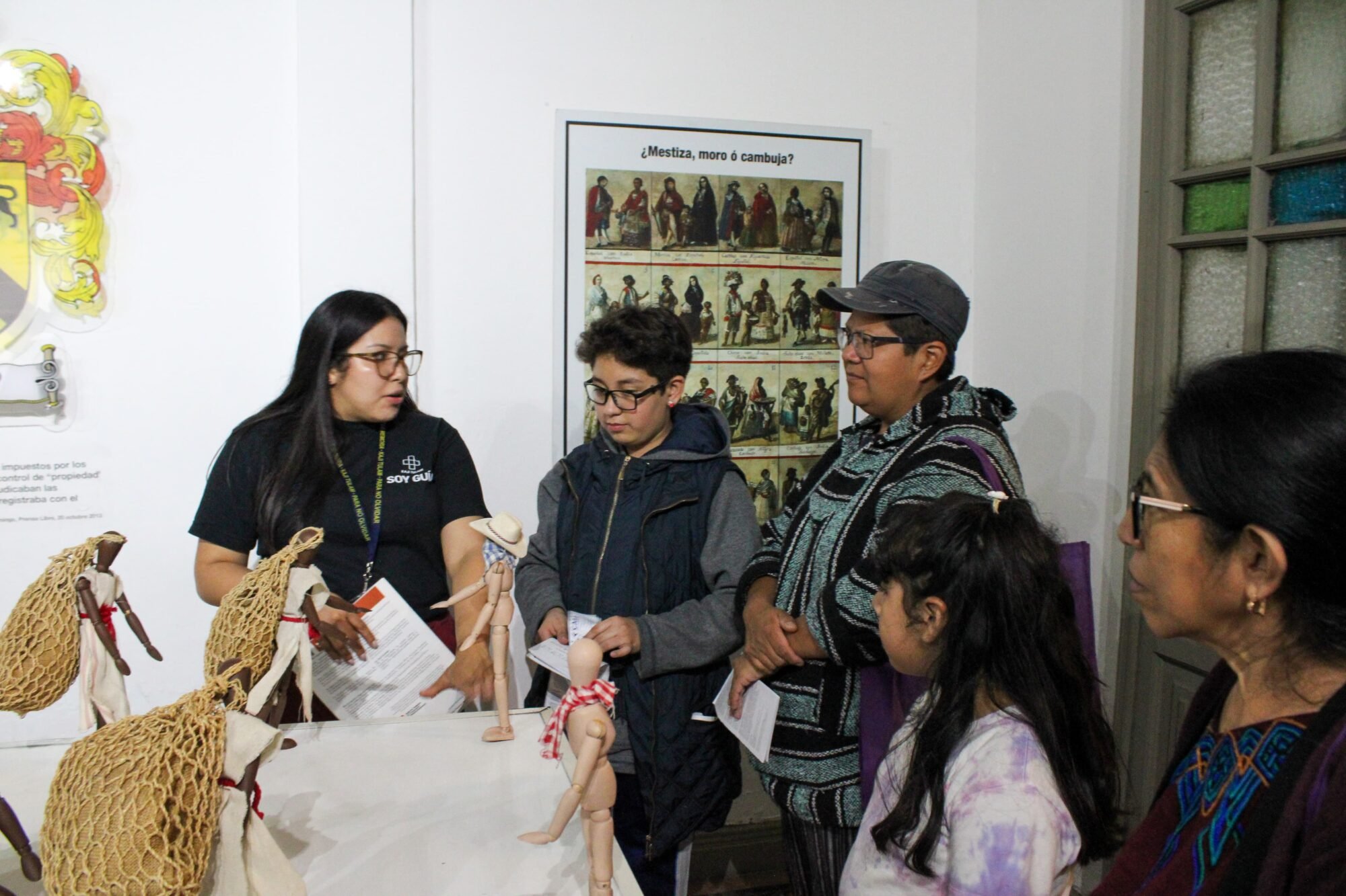  Una joven voluntaria dirige un recorrido en la Sala de la Colonización. Foto de Derik Mazariegos 