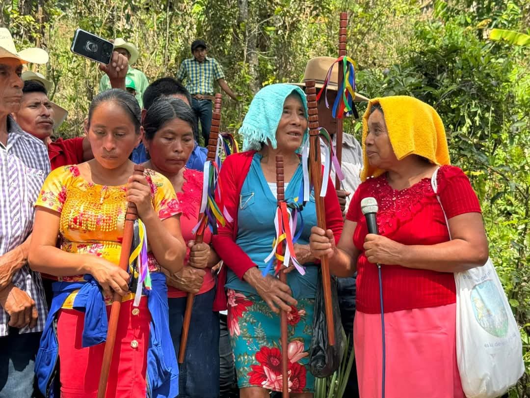  Mujeres indígenas Ch’orti’ asisten a la juramentación. Foto del Consejo Indígena Ch’orti’ de Olopa 