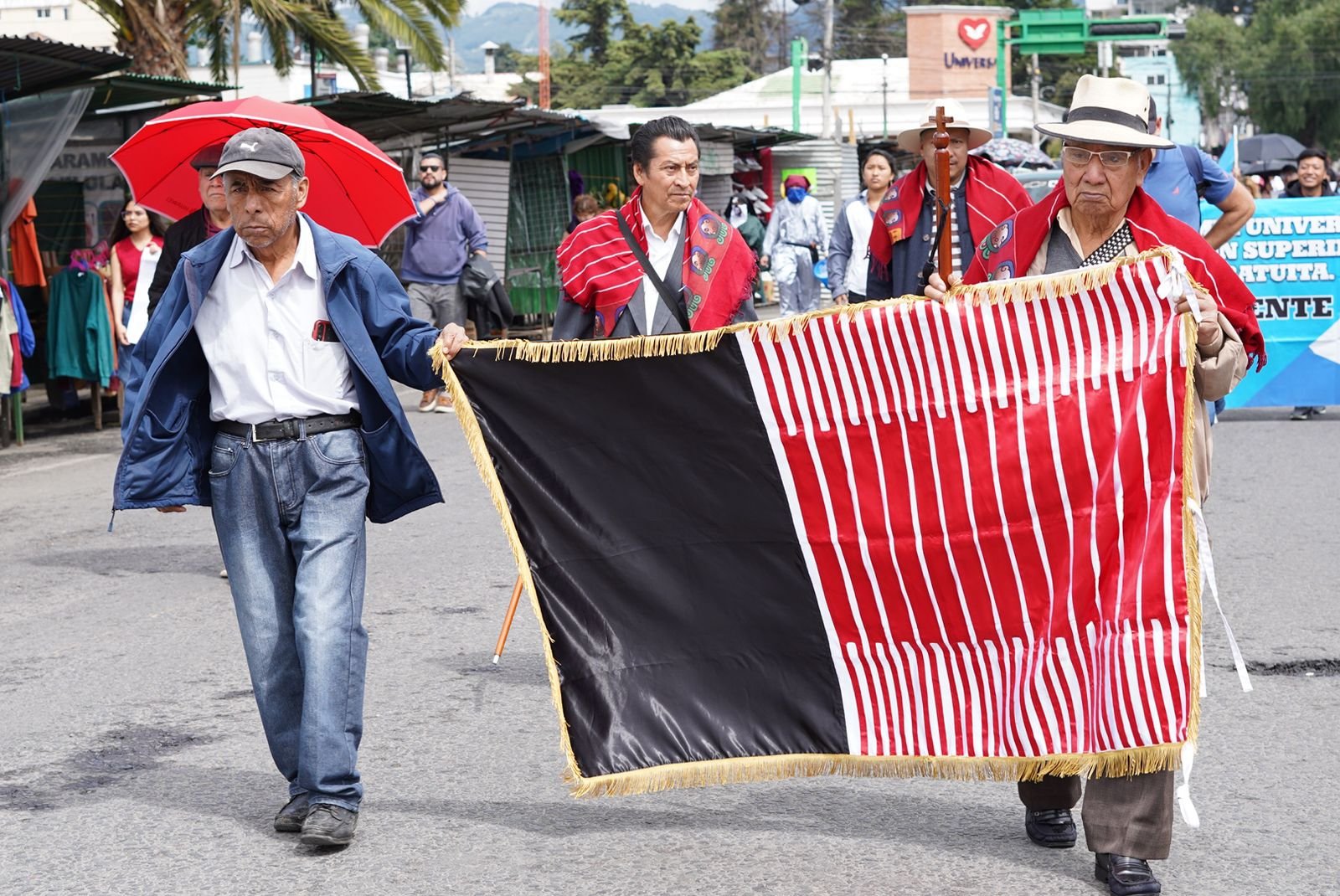  Autoridades indígenas de San Juan Olintepeque se unen a la caminata. Foto de Juan Esteban Calderón 